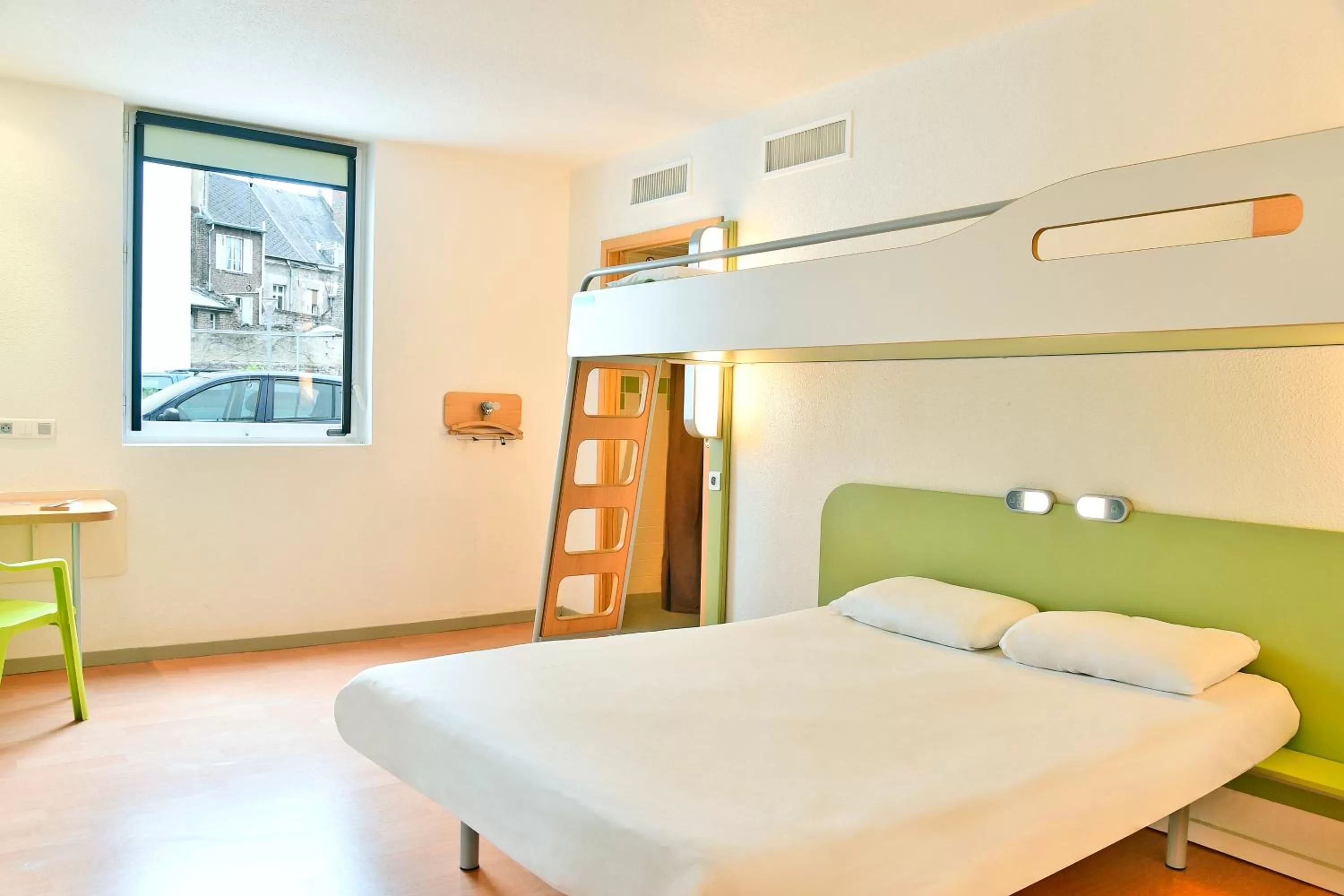 Staff, Bed in ibis budget Saint-Quentin Centre Gare