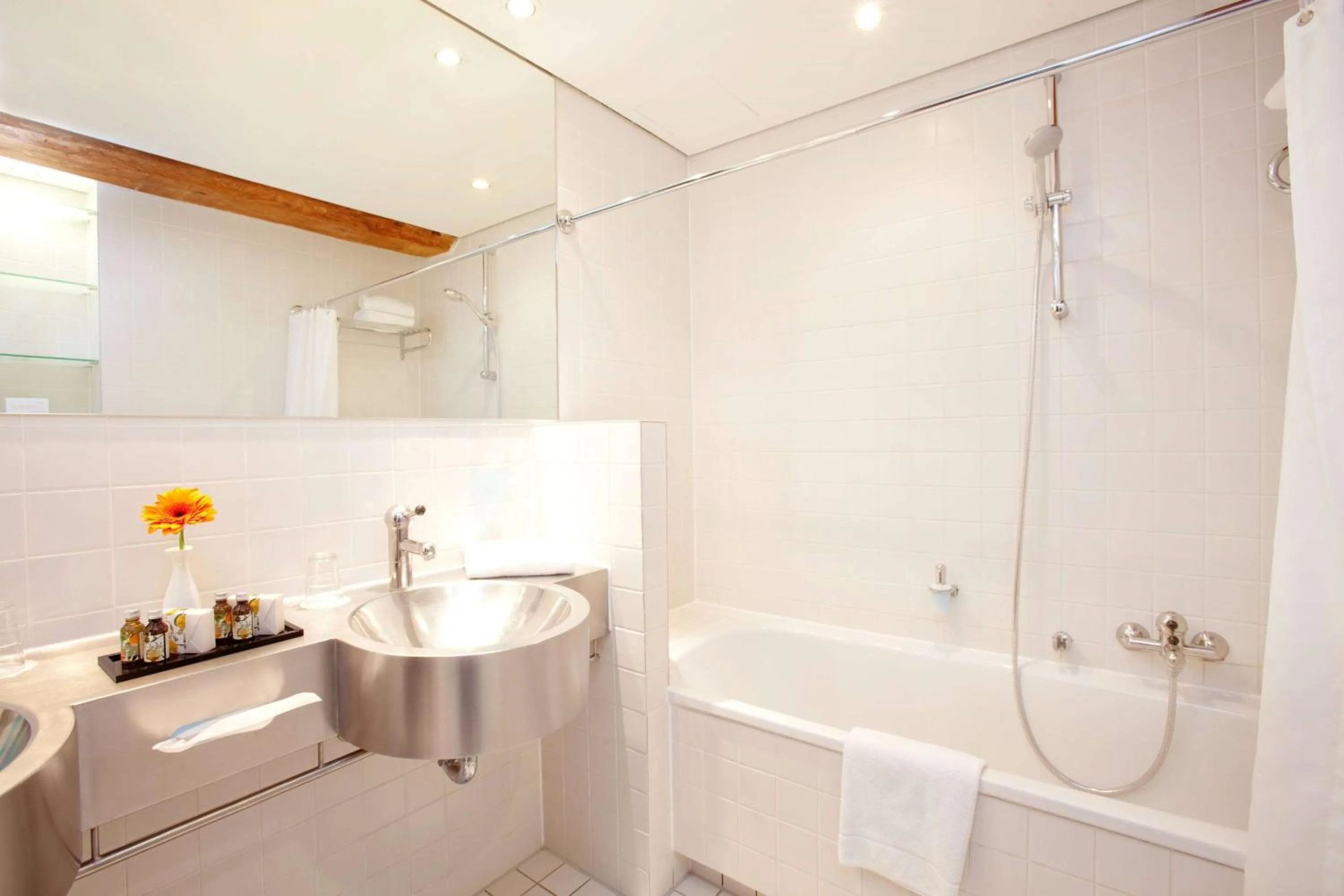 TV and multimedia in Vienna House by Wyndham Havelufer Potsdam