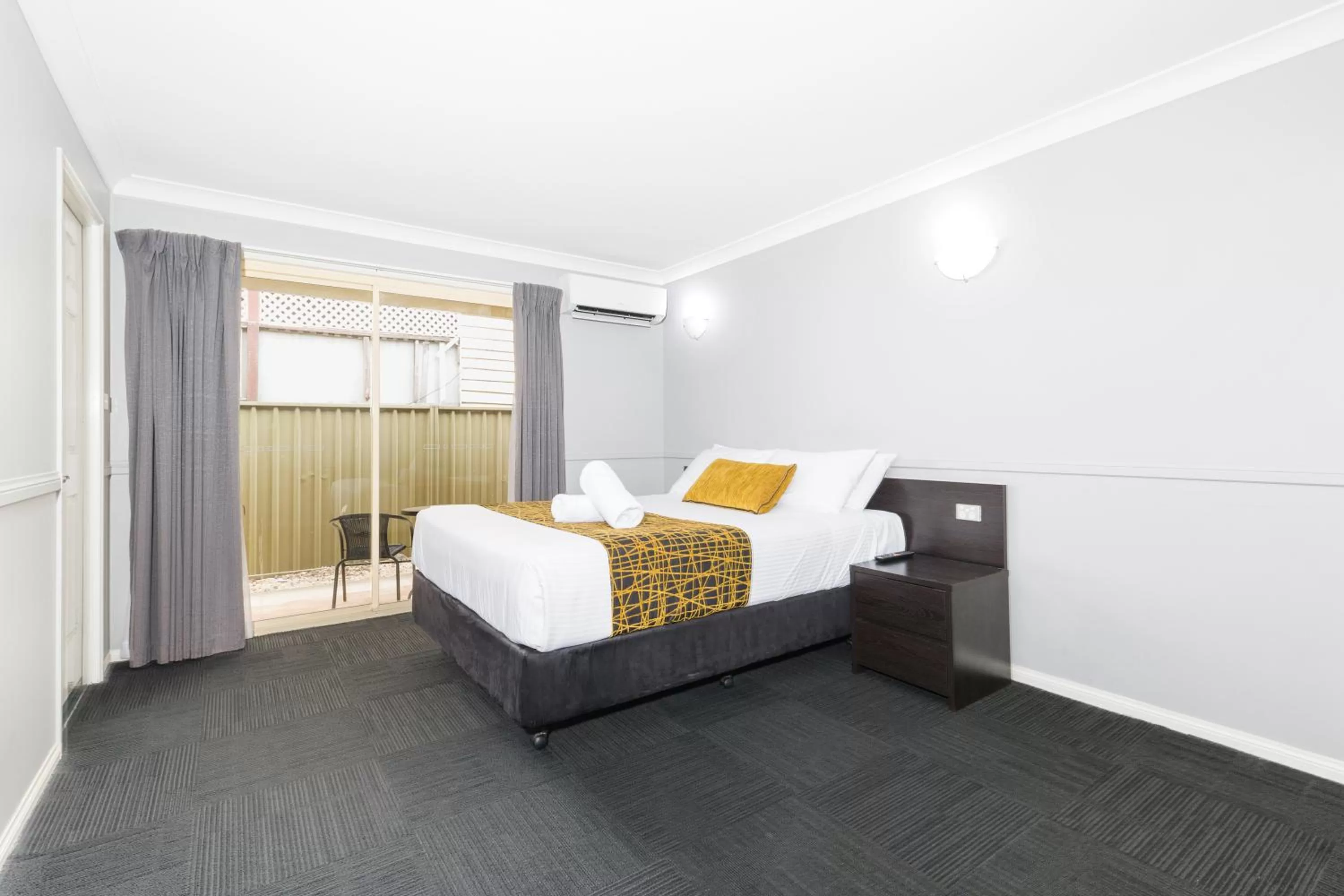 Bedroom, Bed in The Stirling Motel