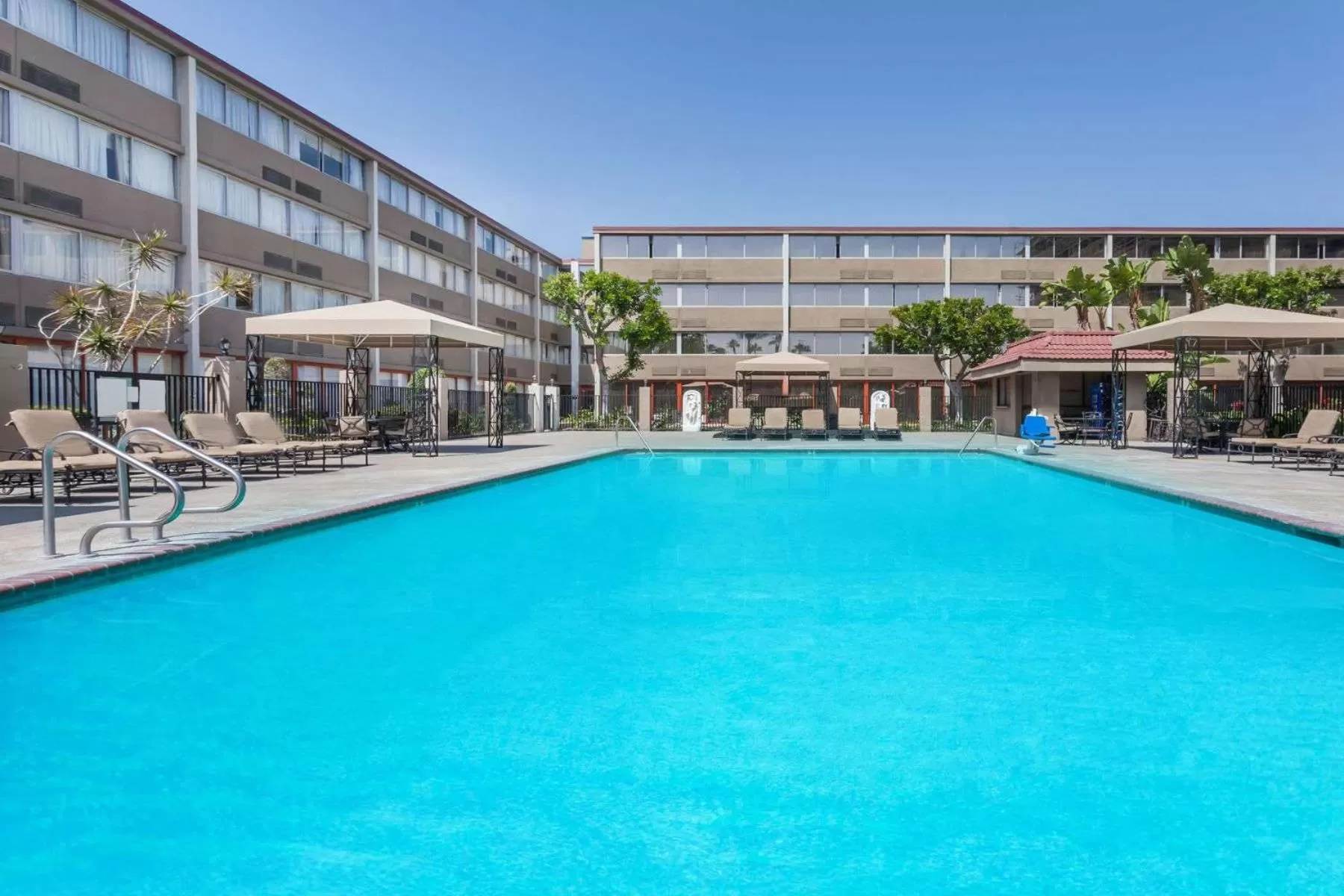 Property building in Howard Johnson by Wyndham Fullerton/Anaheim Conference Cntr