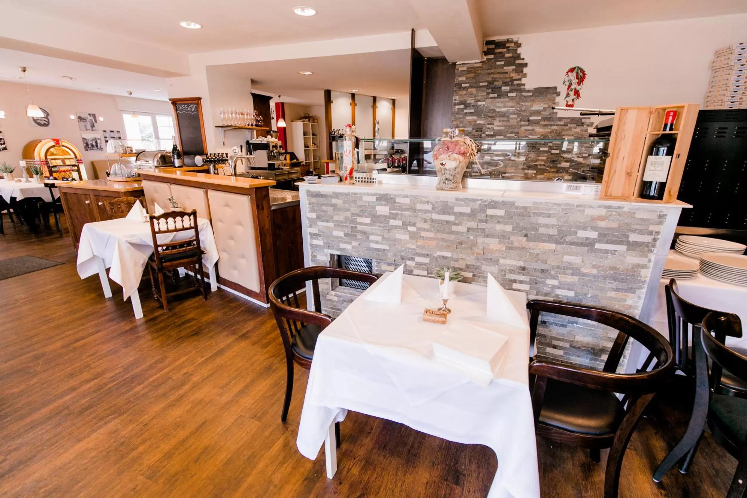 Restaurant/places to eat in Burgers Hotel