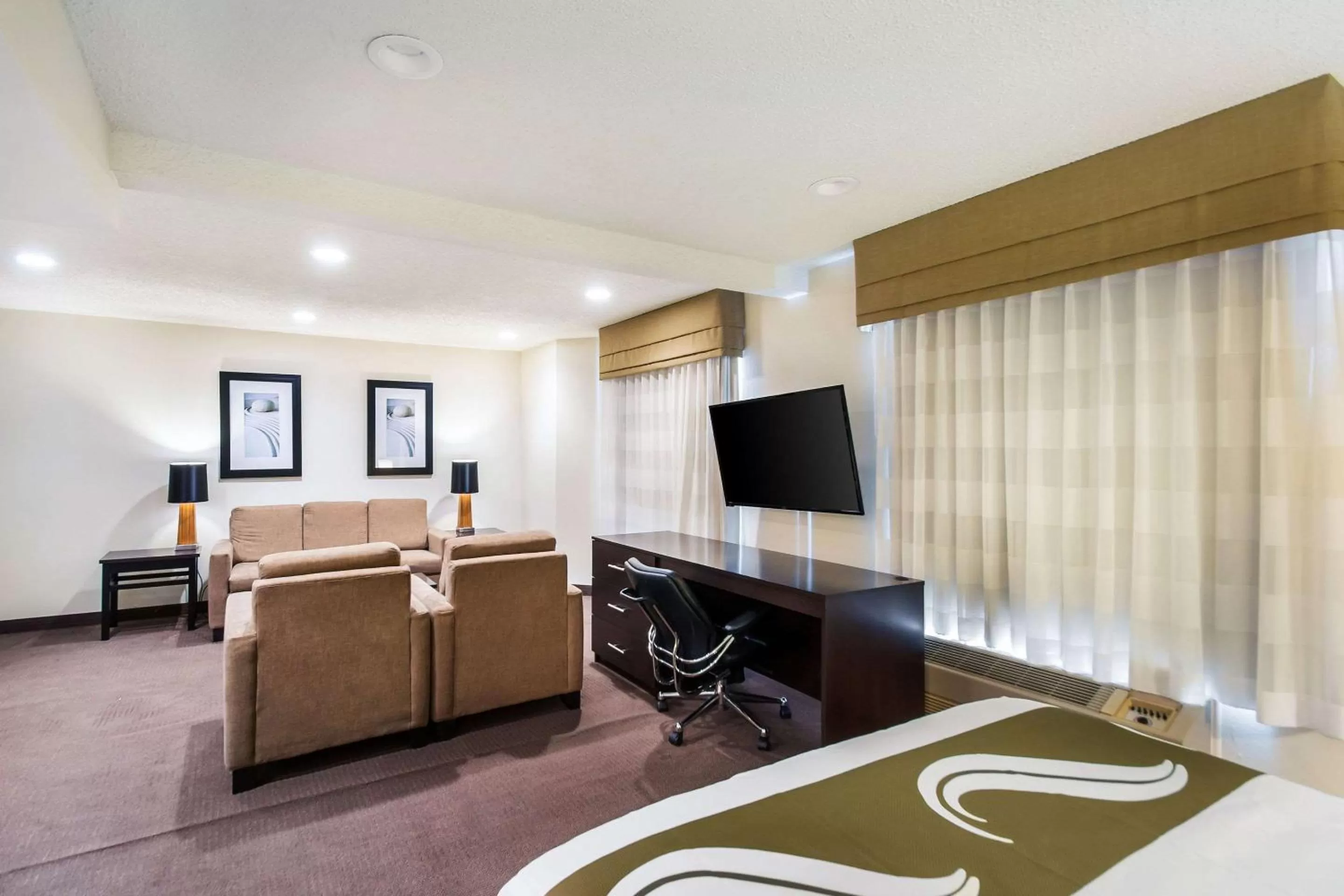 Photo of the whole room, Bed in Quality Inn Grasonville near Kent Island