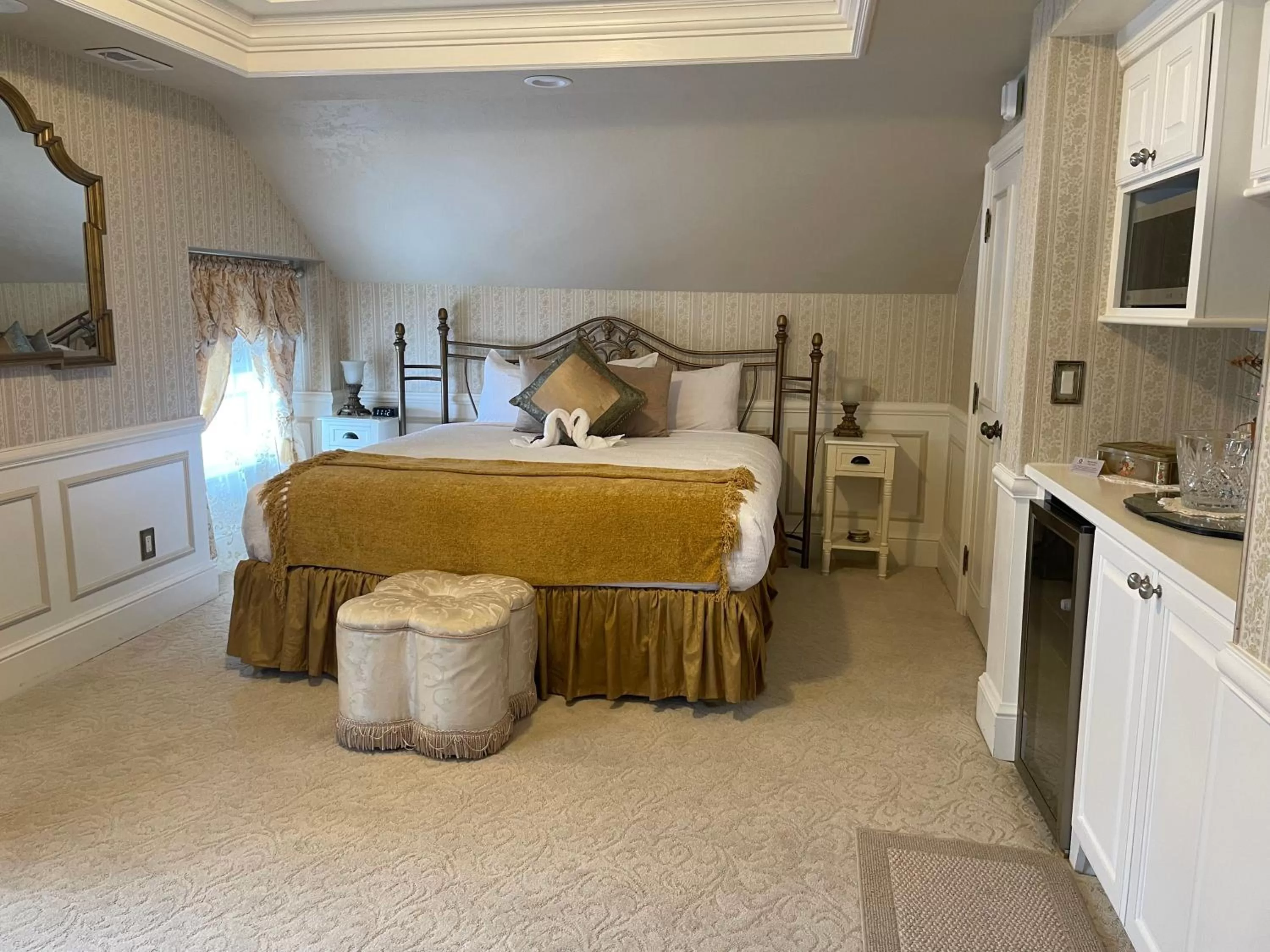 Queen Room with Spa Bath in Heber Senator Bed and Breakfast