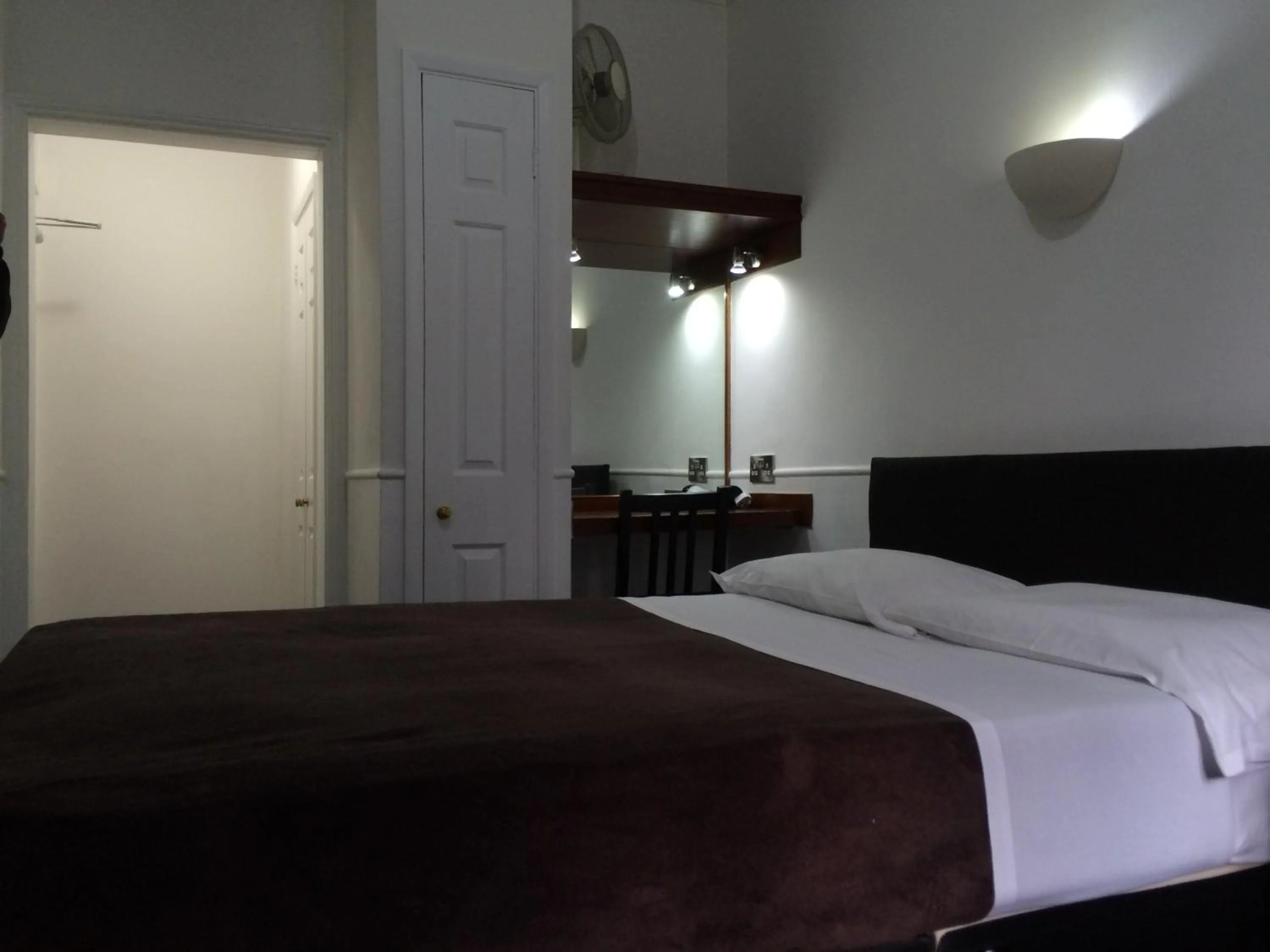 Photo of the whole room in London Continental Hotel