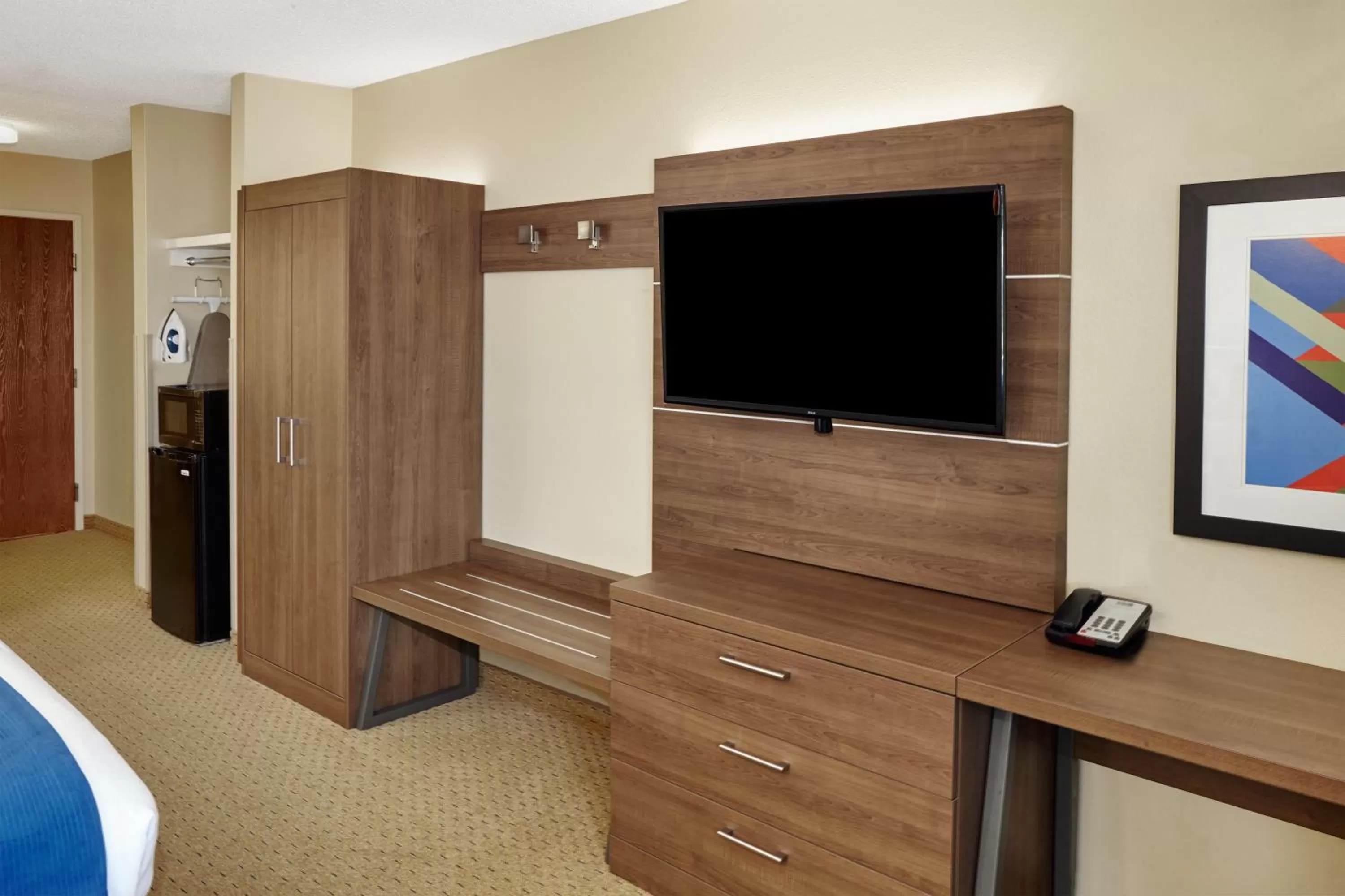 Standard King Room with Sofa Bed in Holiday Inn Express Sheboygan-Kohler / I-43, an IHG Hotel