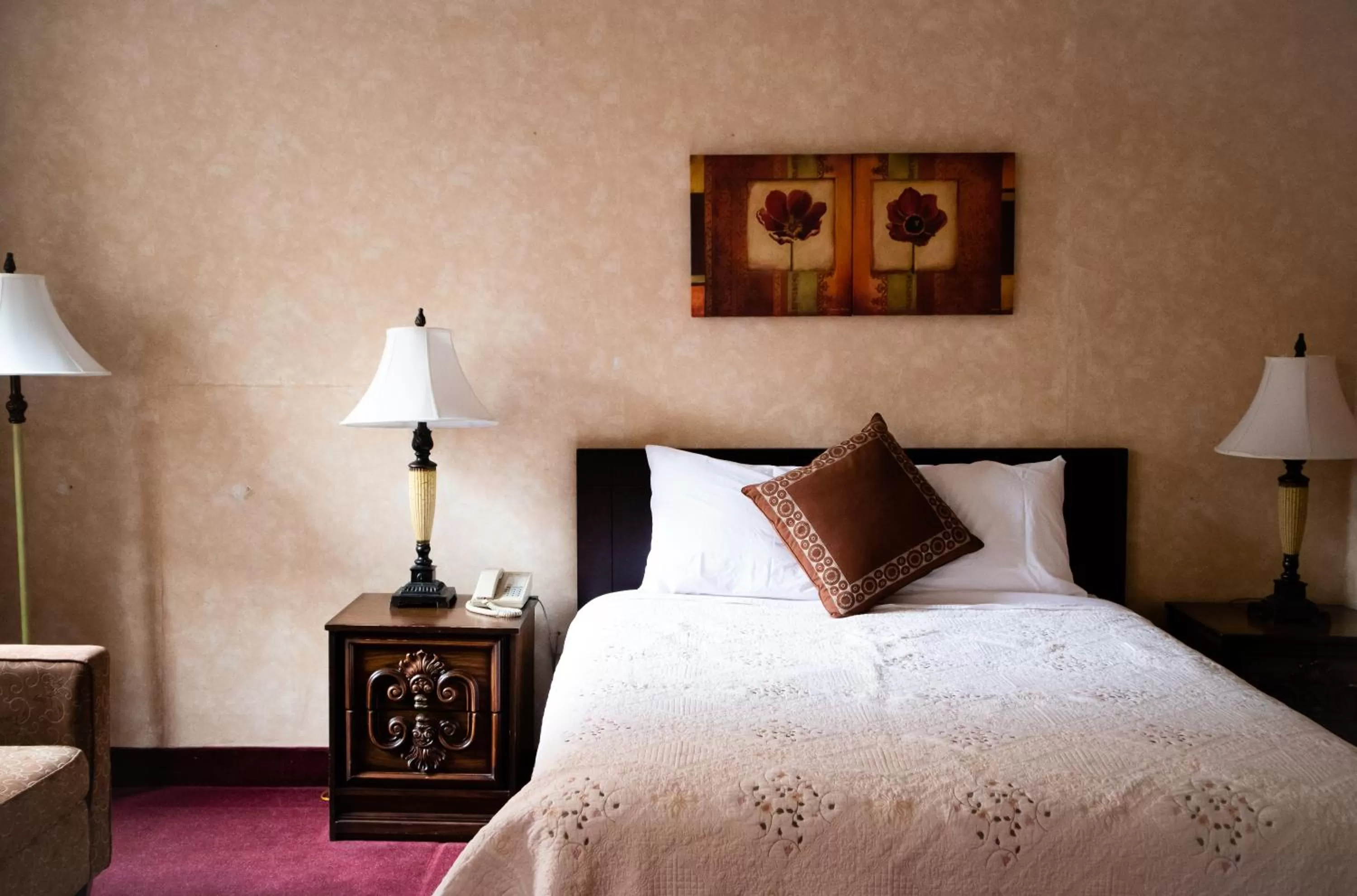 Bed in Royal Inn and Suites at Guelph