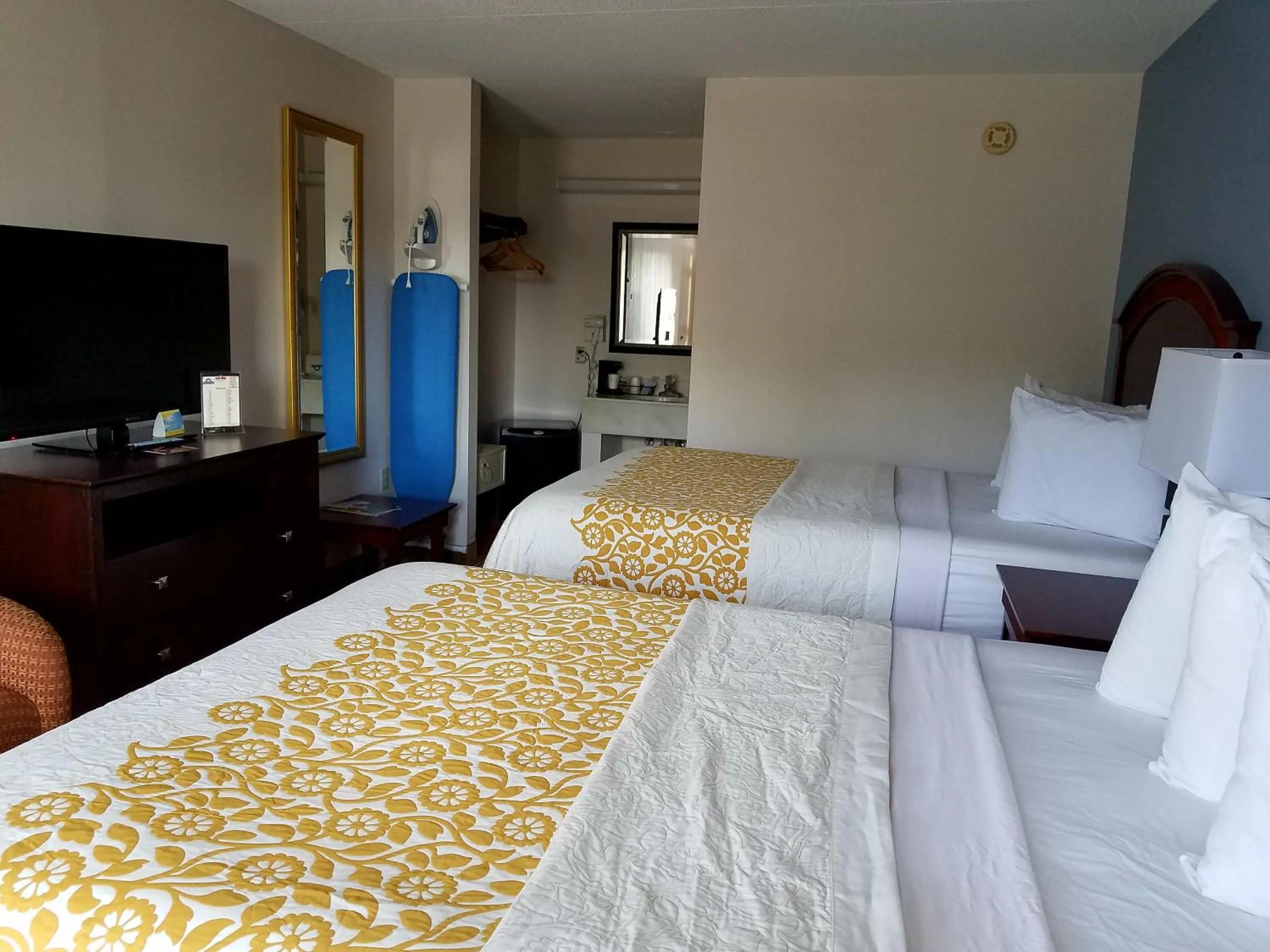 Bedroom, Bed in Days Inn by Wyndham Richmond