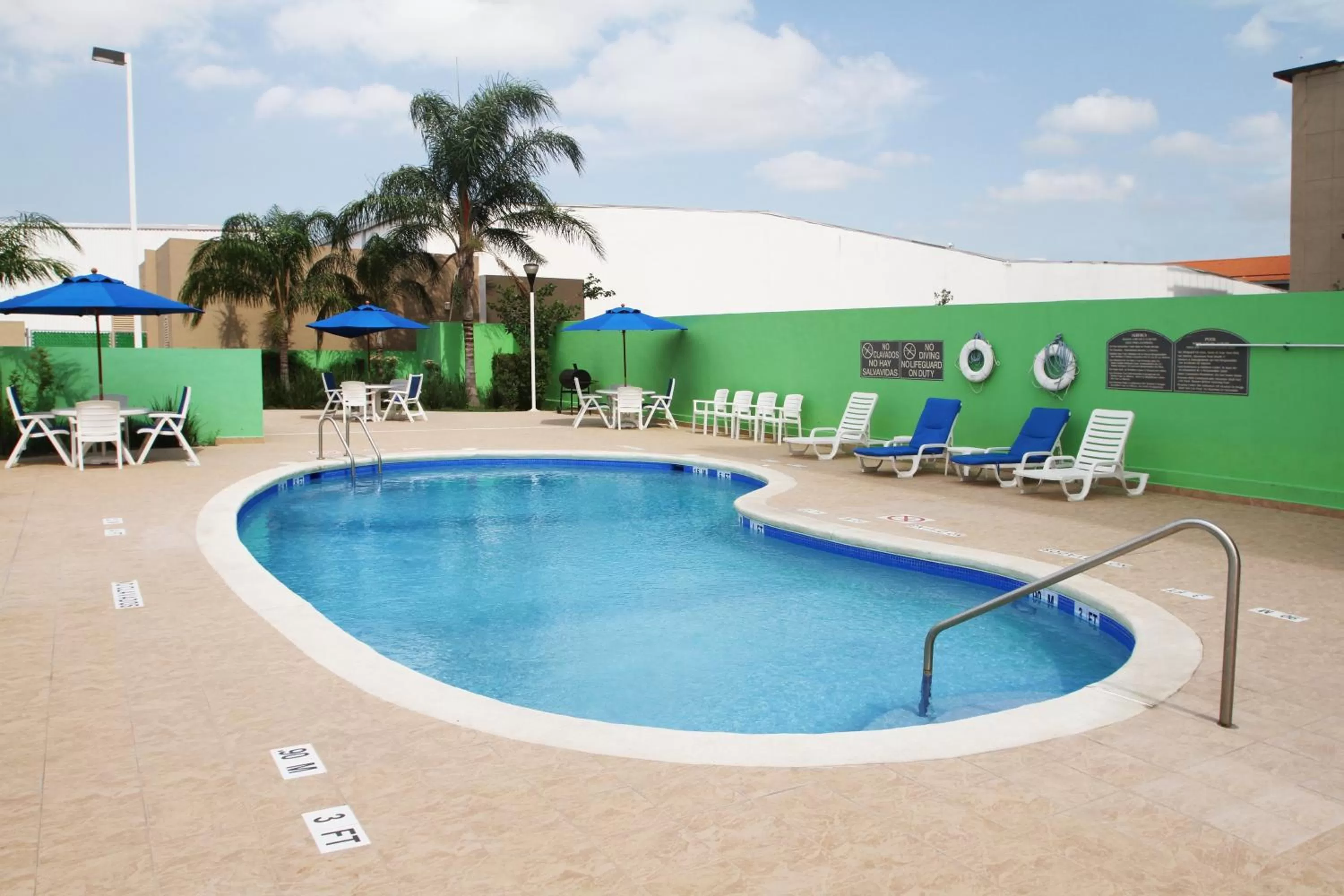 Swimming pool in Holiday Inn Express & Suites Monterrey Aeropuerto by IHG