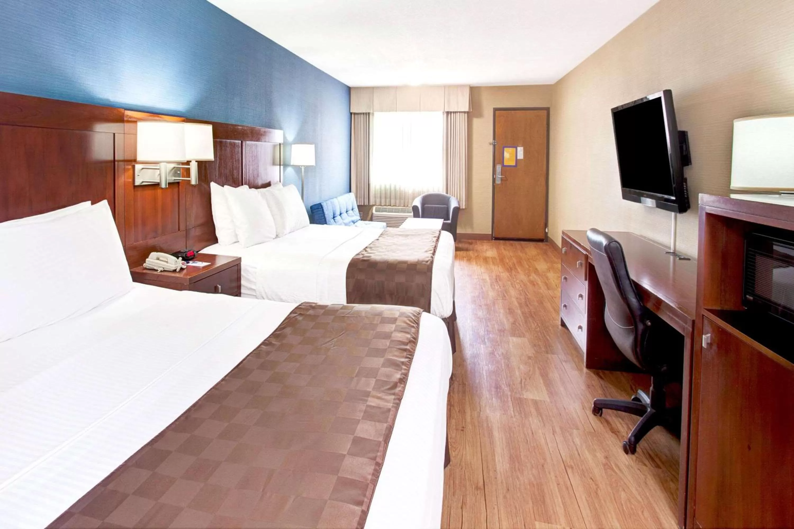 Photo of the whole room, Bed in Travelodge by Wyndham Culver City