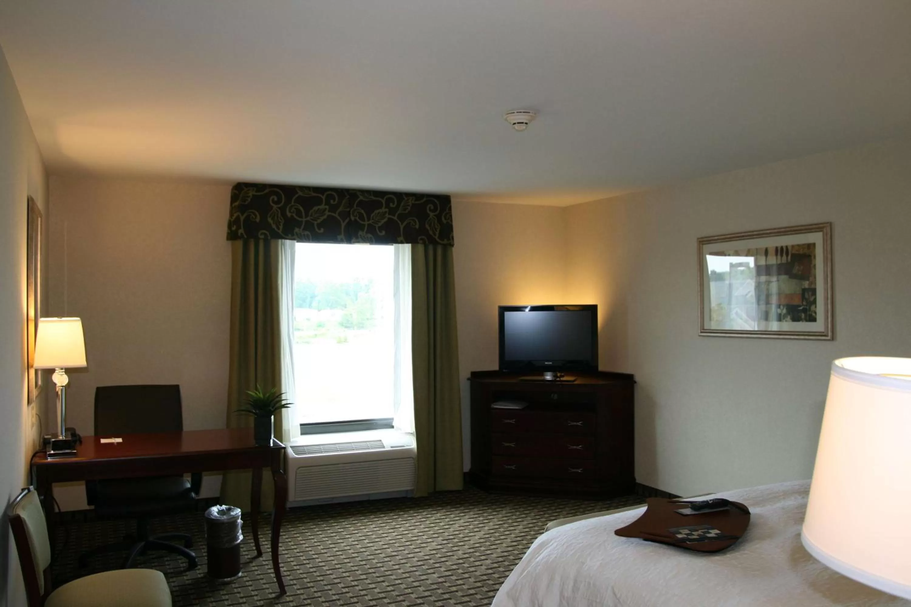 Bed in Hampton Inn & Suites Cleveland-Mentor