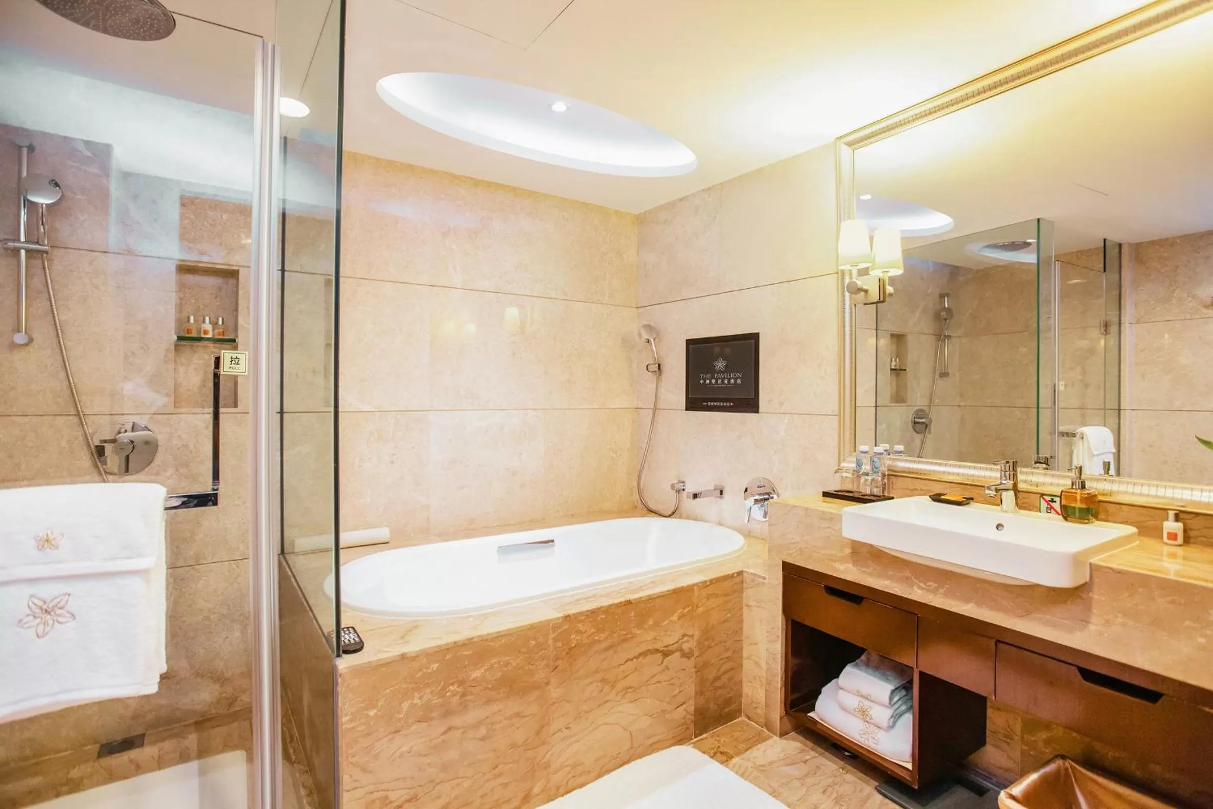 Bath in The Pavilion Hotel Shenzhen (Huaqiang NorthBusiness Zone)