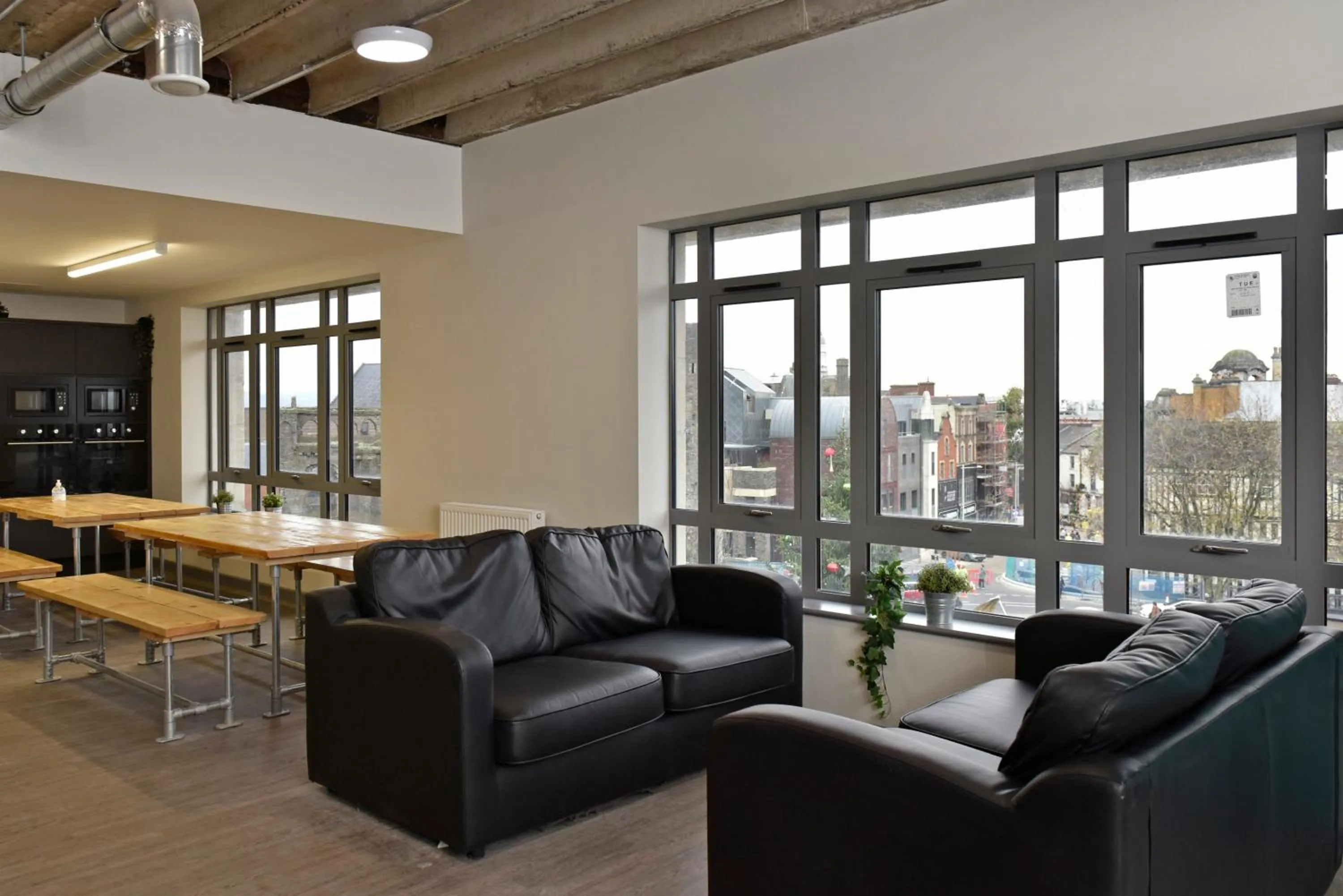 Communal lounge/ TV room in Cwtsh Hostel