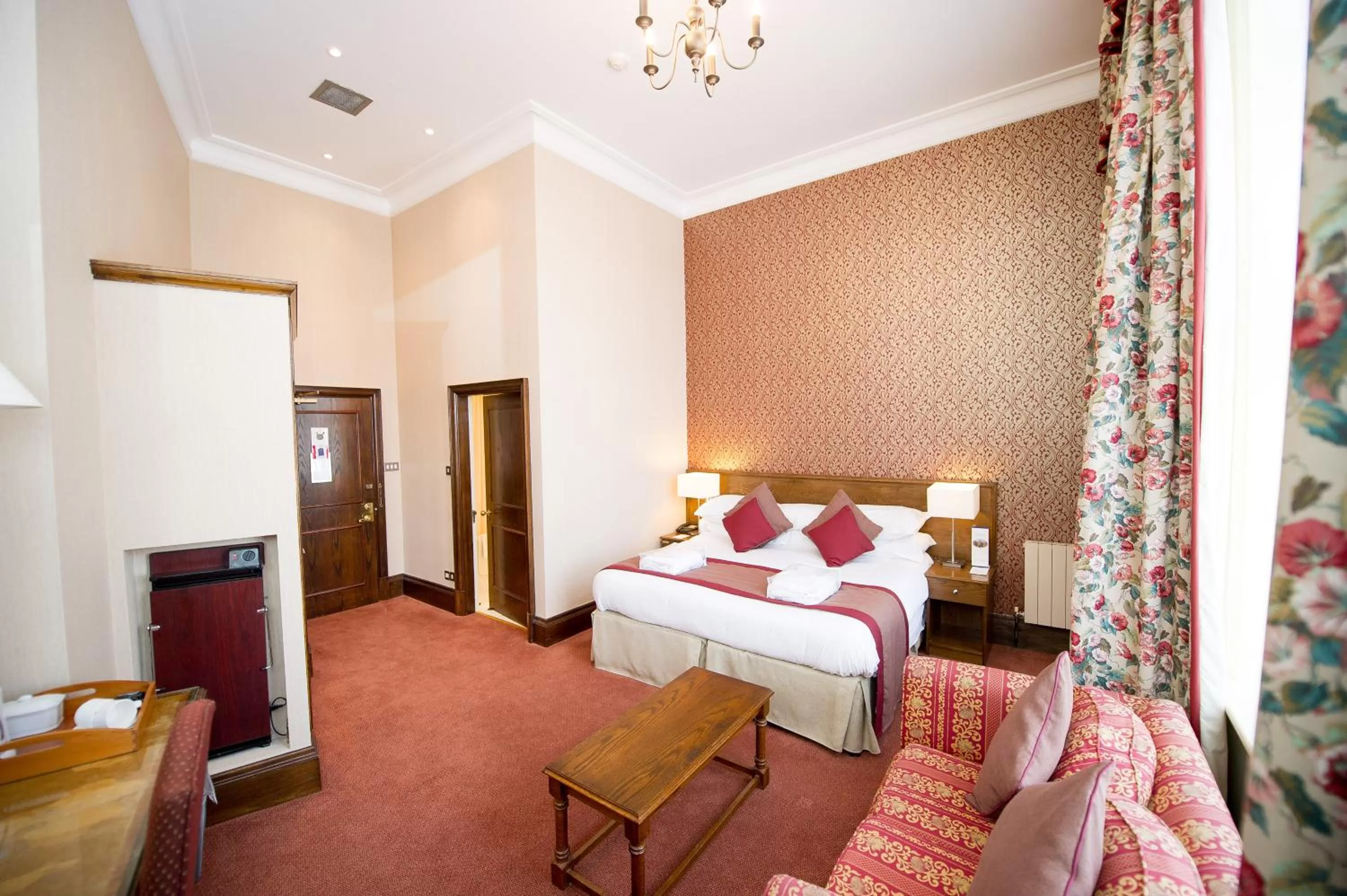 Street view, Bed in Crown & Mitre Hotel