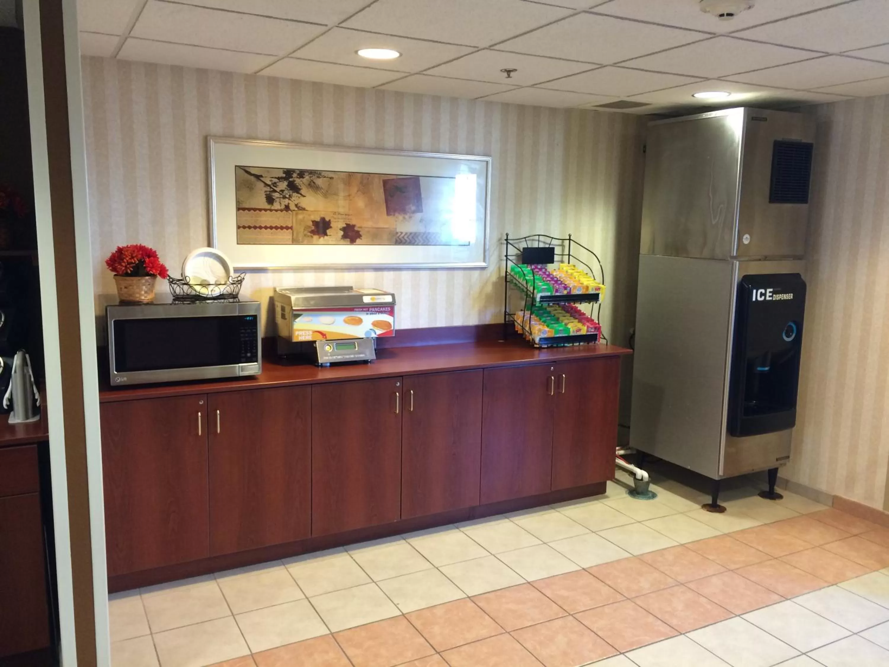 Kitchen or kitchenette in Microtel Inn & Suites by Wyndham Dover New Hampshire