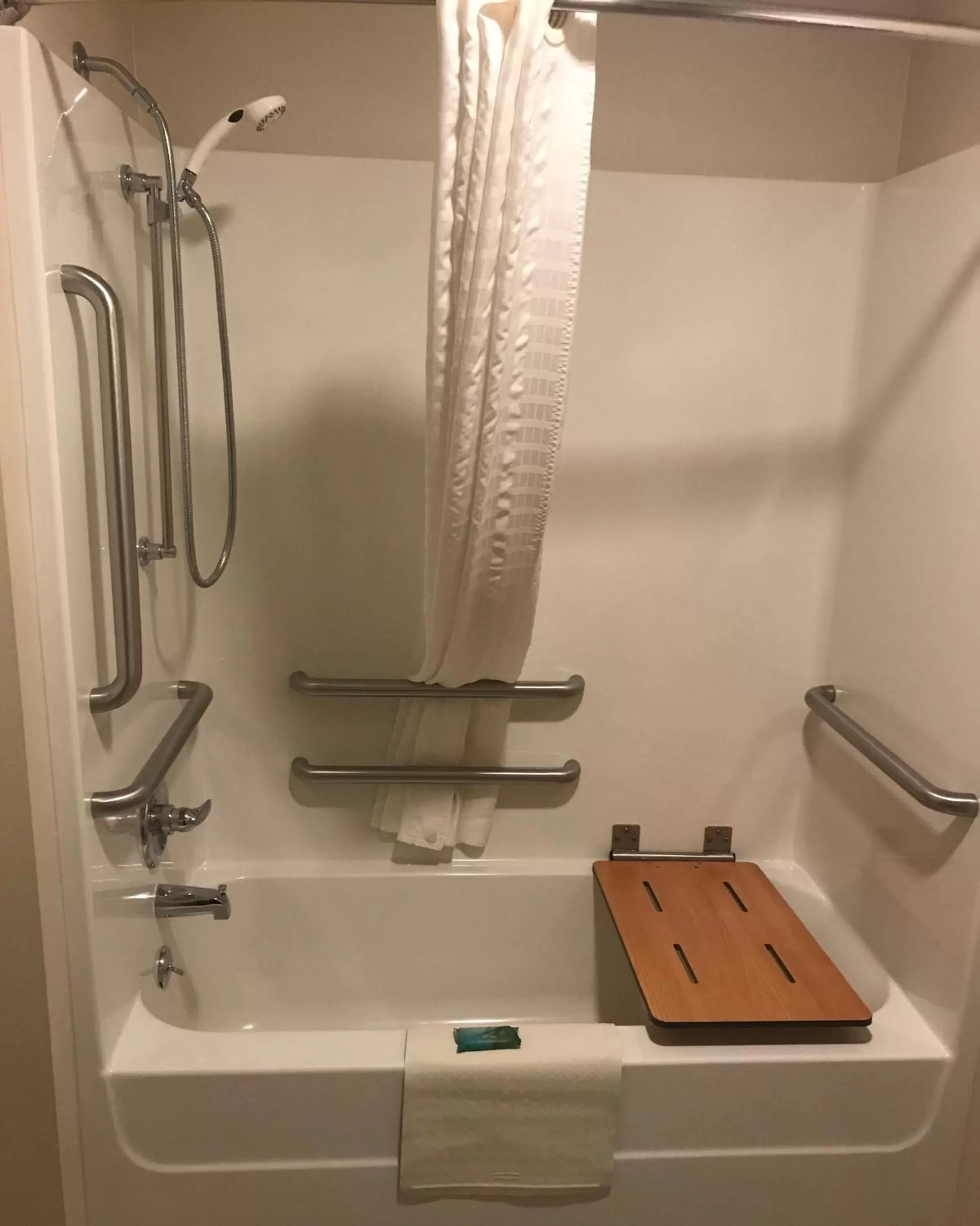 Shower in Cobblestone Inn & Suites Fort Madison