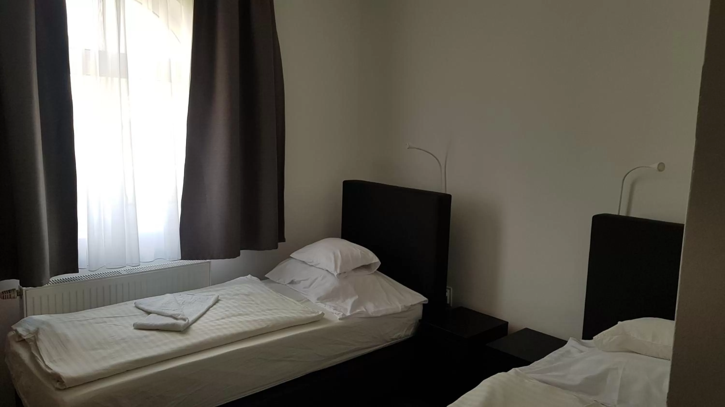 Bed in HBH Bajor Sörház Sólyomfészek Panzió