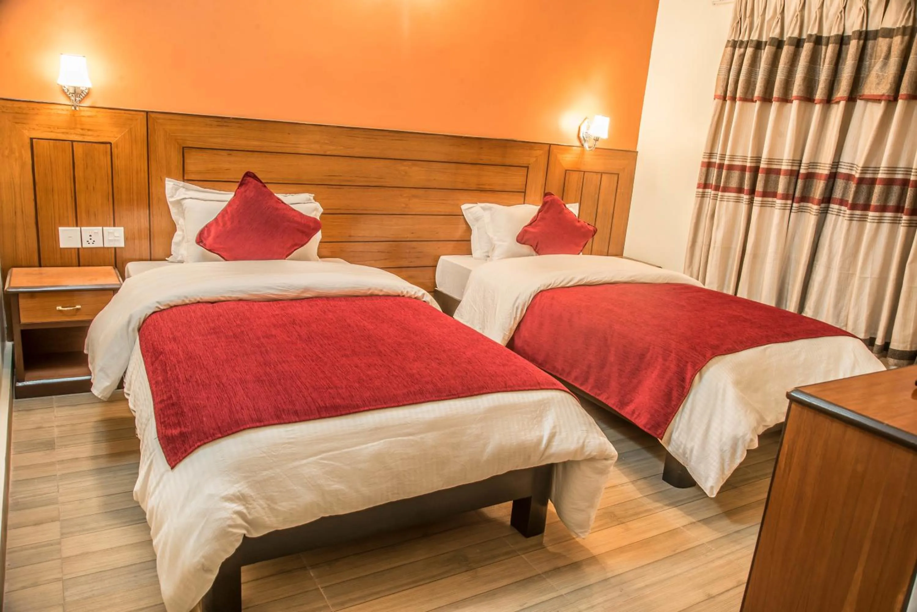 Bedroom, Bed in Hotel Silver Oaks Inn