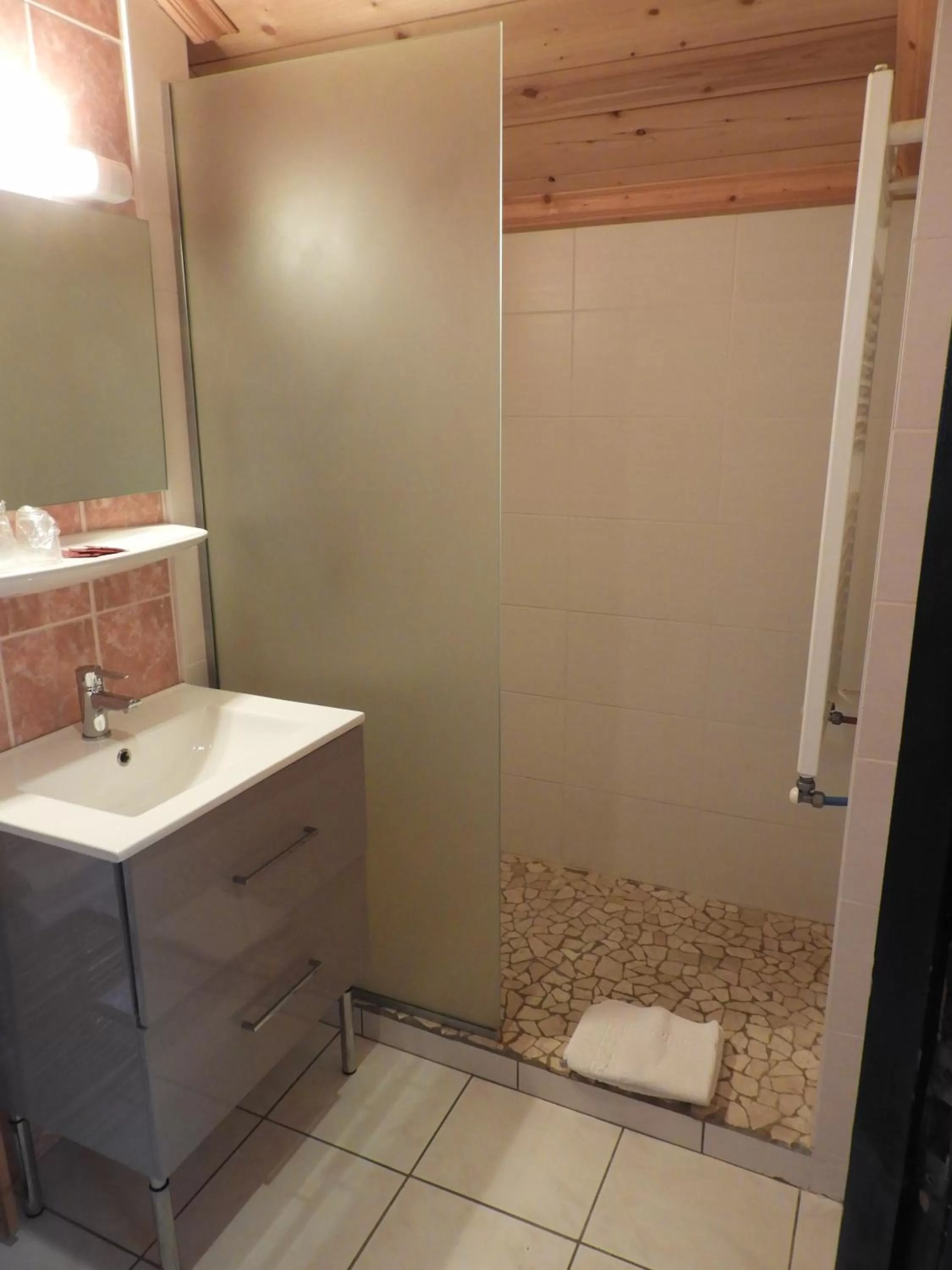 Bathroom in Loc'Hotel Alpen Sports