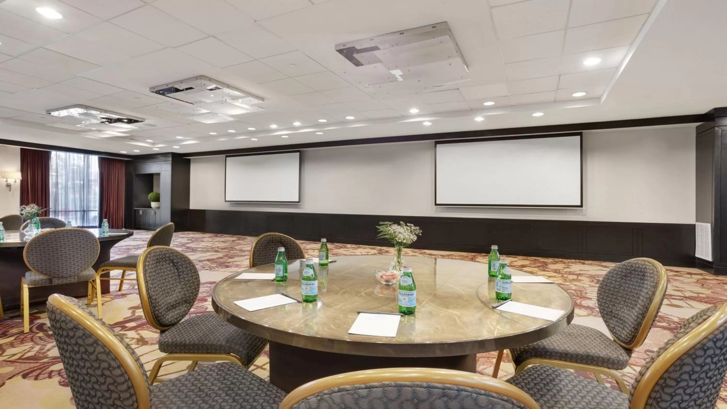 Meeting/conference room in Crowne Plaza Houston Galleria Area by IHG