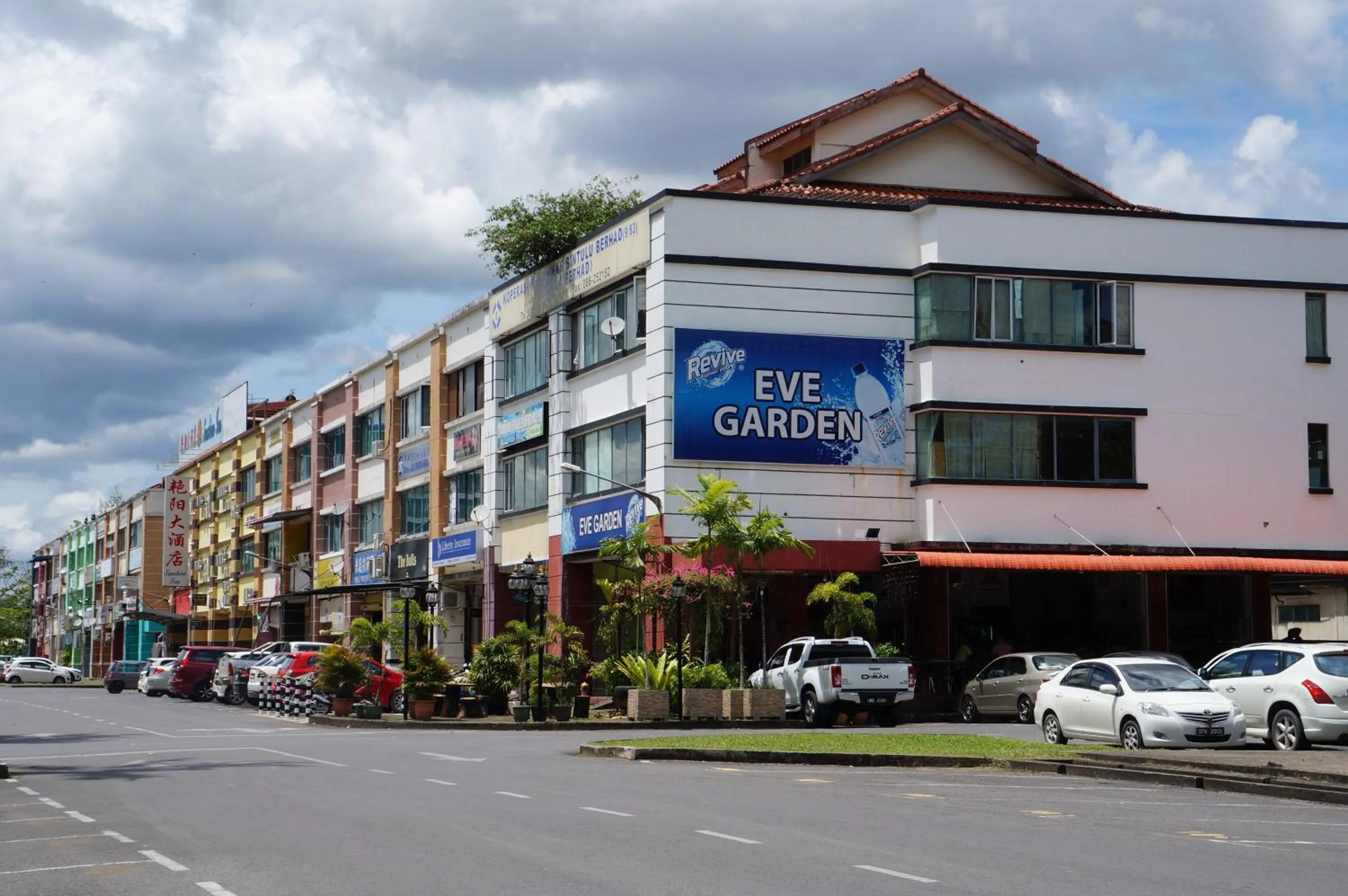 Restaurant/places to eat in Greens Hotel & Suites