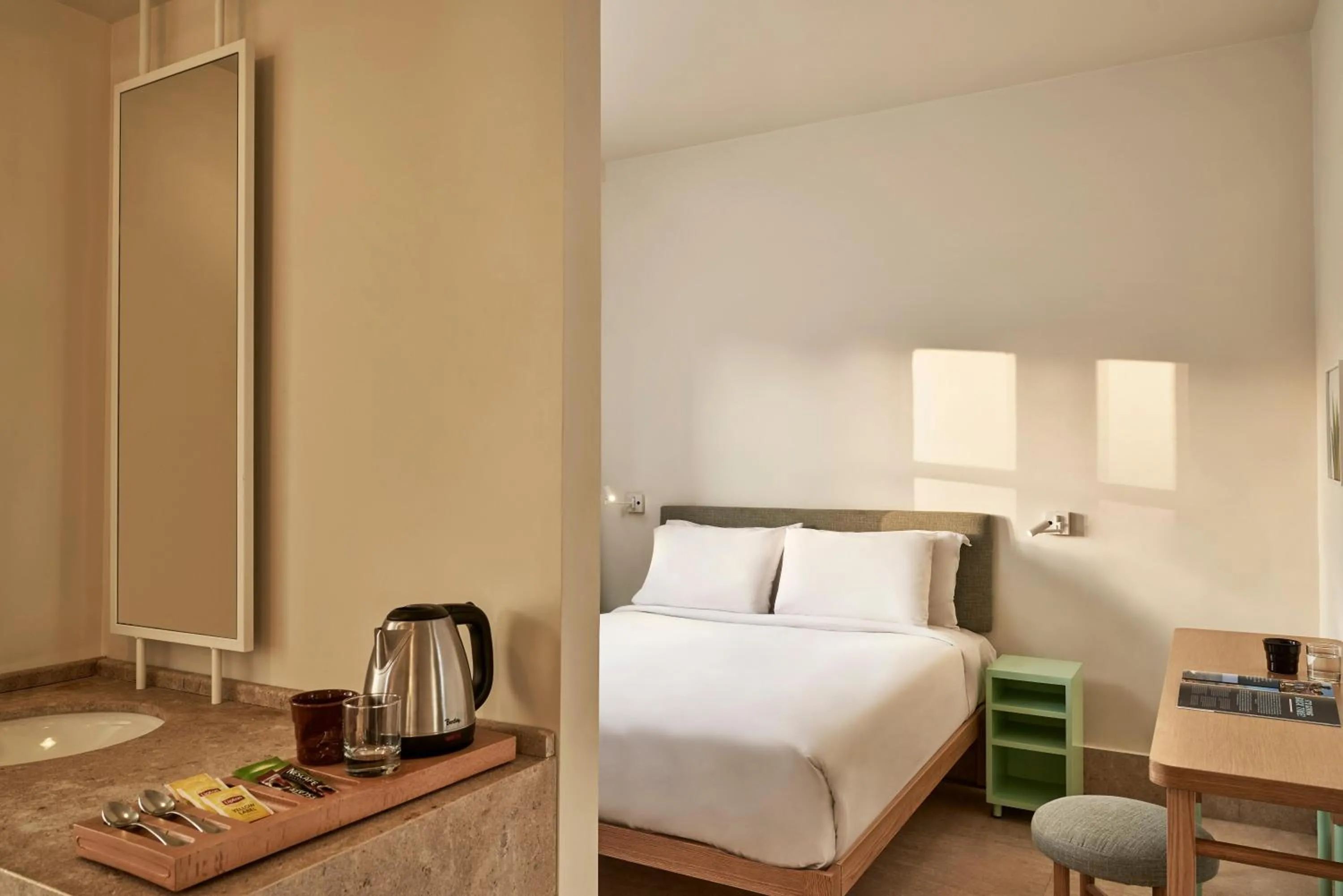 Photo of the whole room, Bed in Captain's Inn Hotel