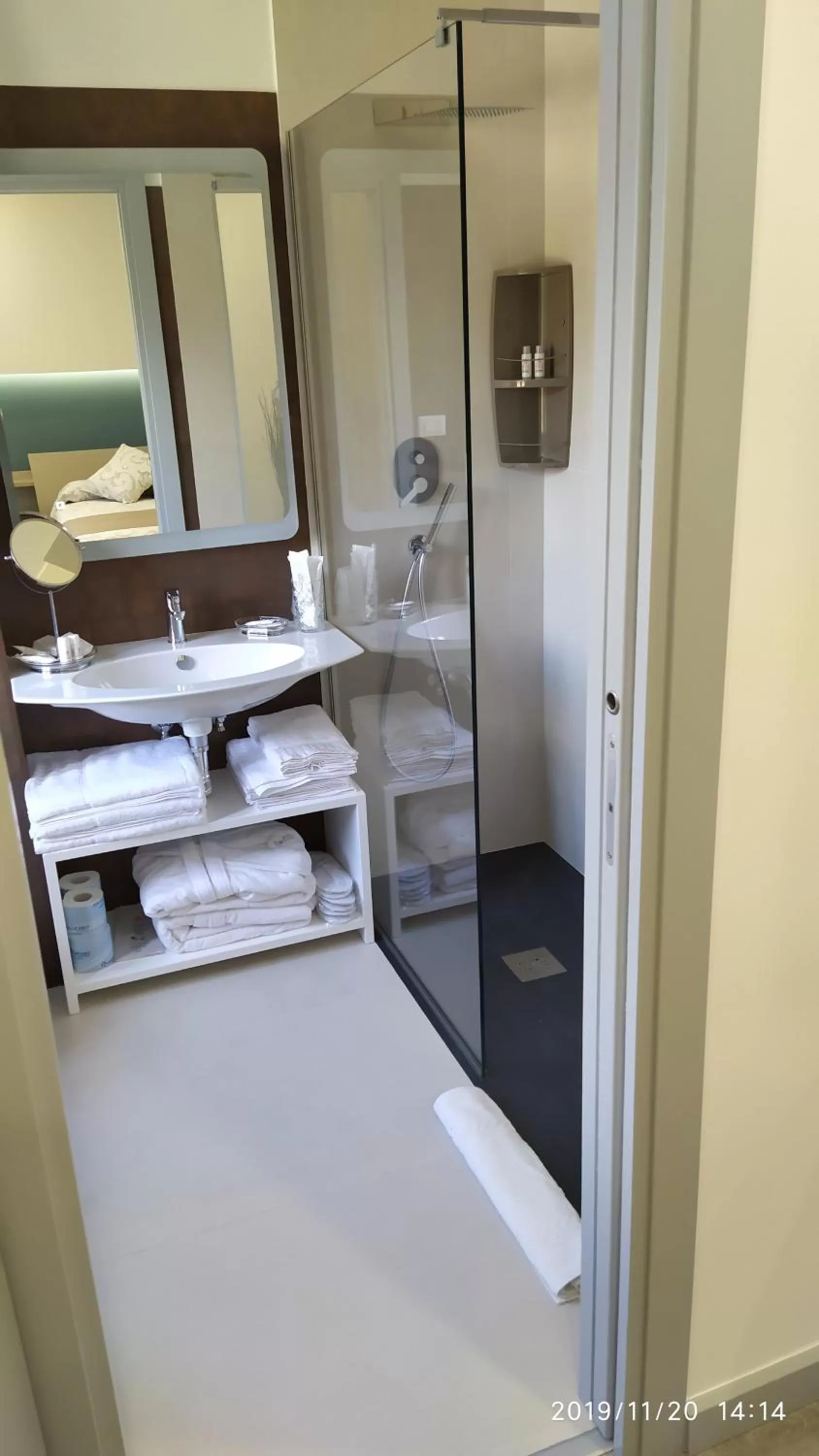 Shower, Bed in B&B La Stazione