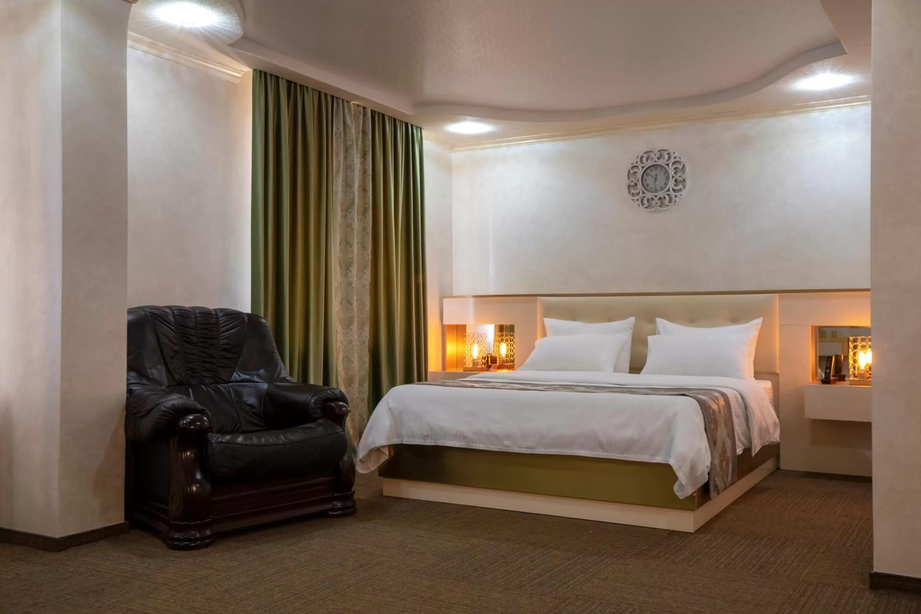 Photo of the whole room, Bed in Georgia Gold