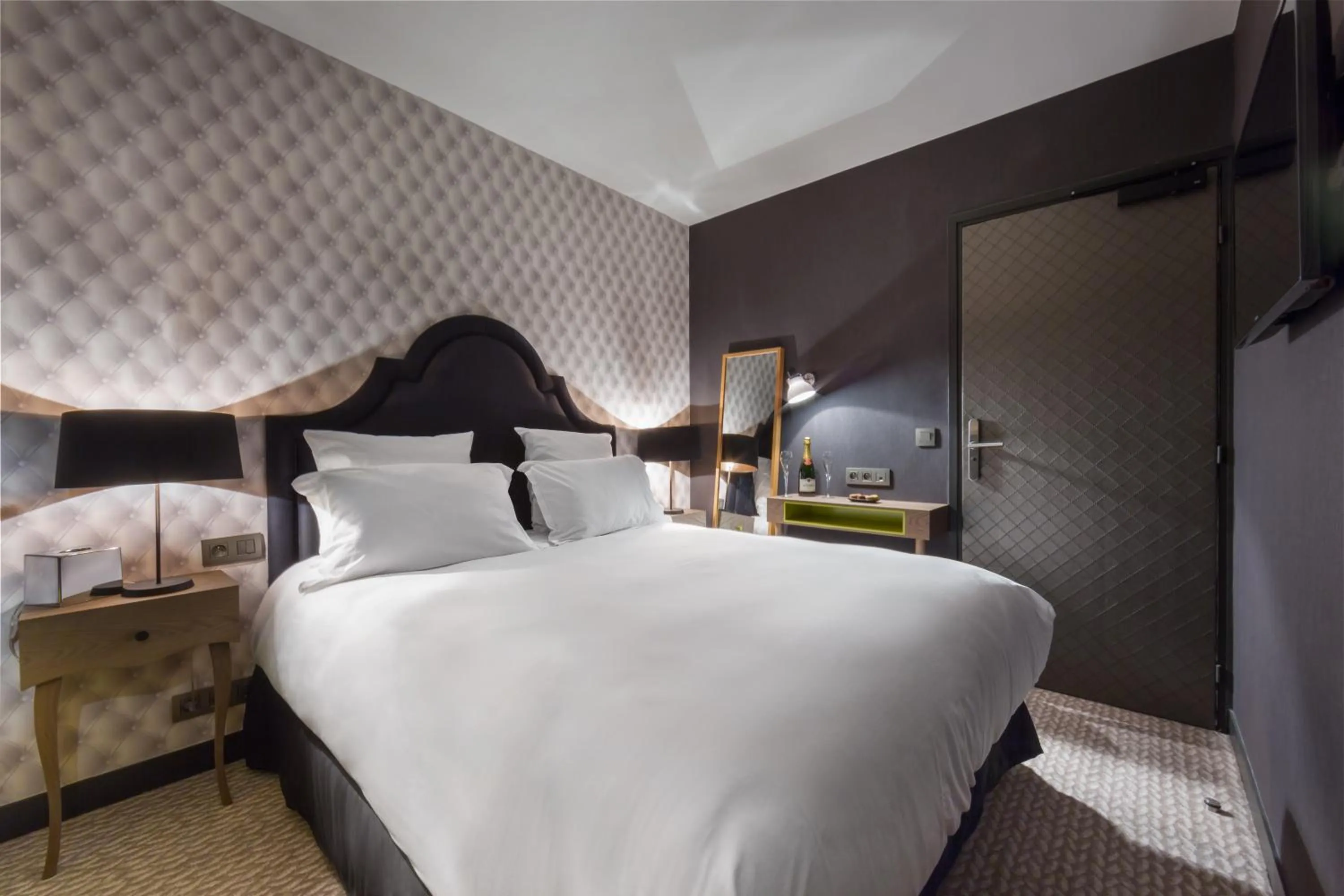 Photo of the whole room, Bed in Hôtel La Parizienne - Proche Montparnasse