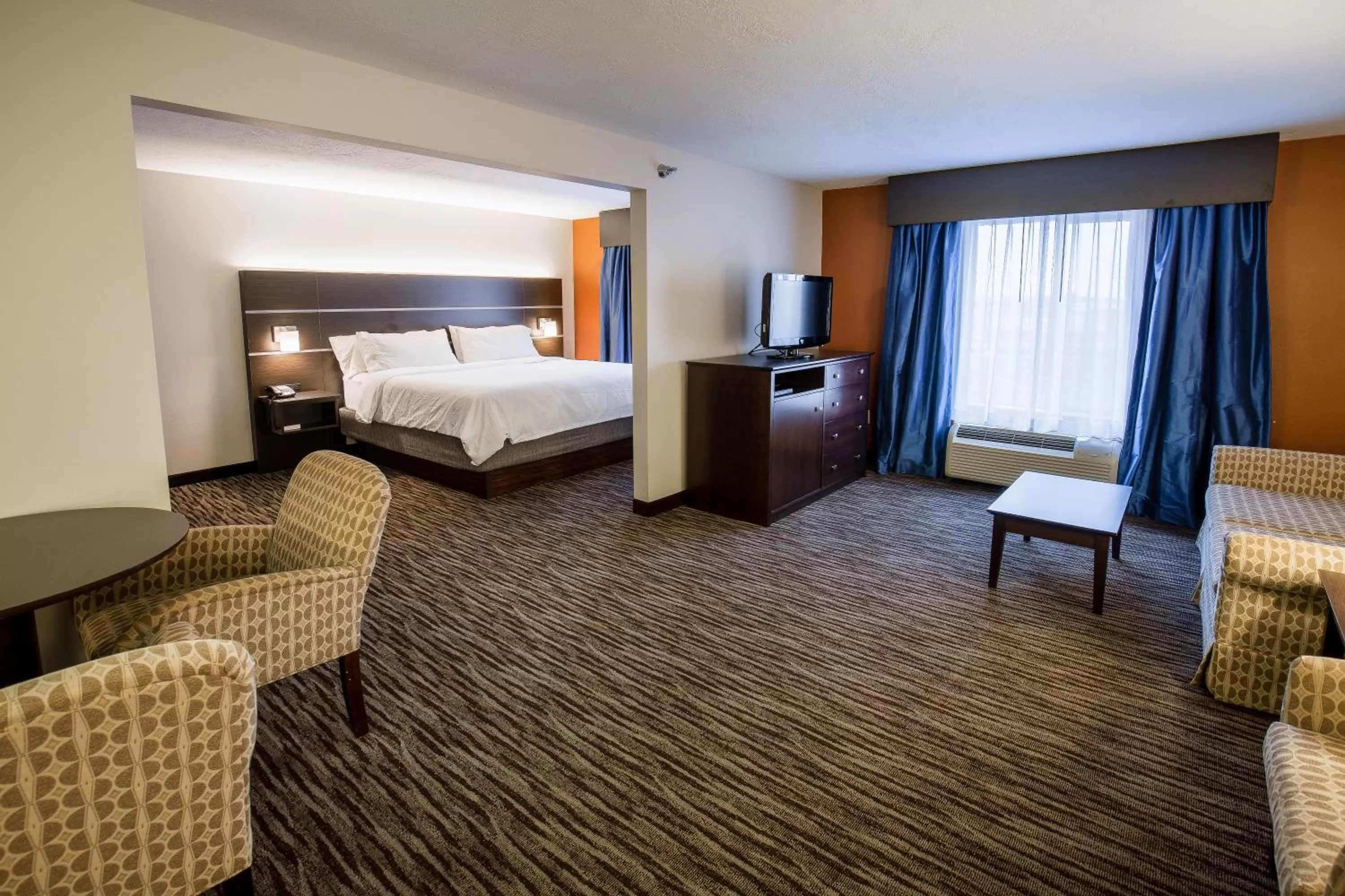 Photo of the whole room, Bed in Holiday Inn Express Hotel & Suites Sioux Falls-Brandon by IHG