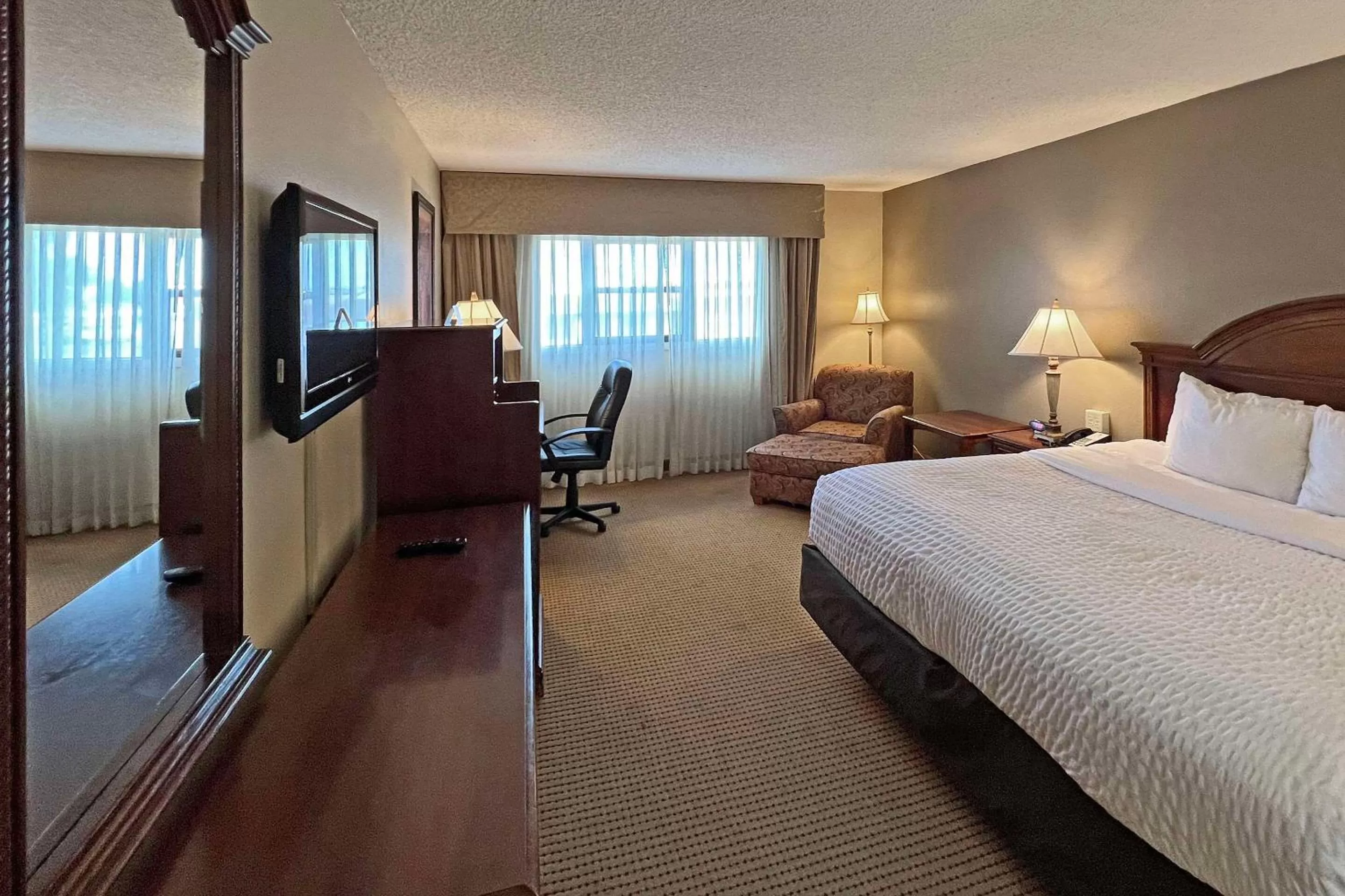 Bedroom, Bed in Clarion Inn Garden City