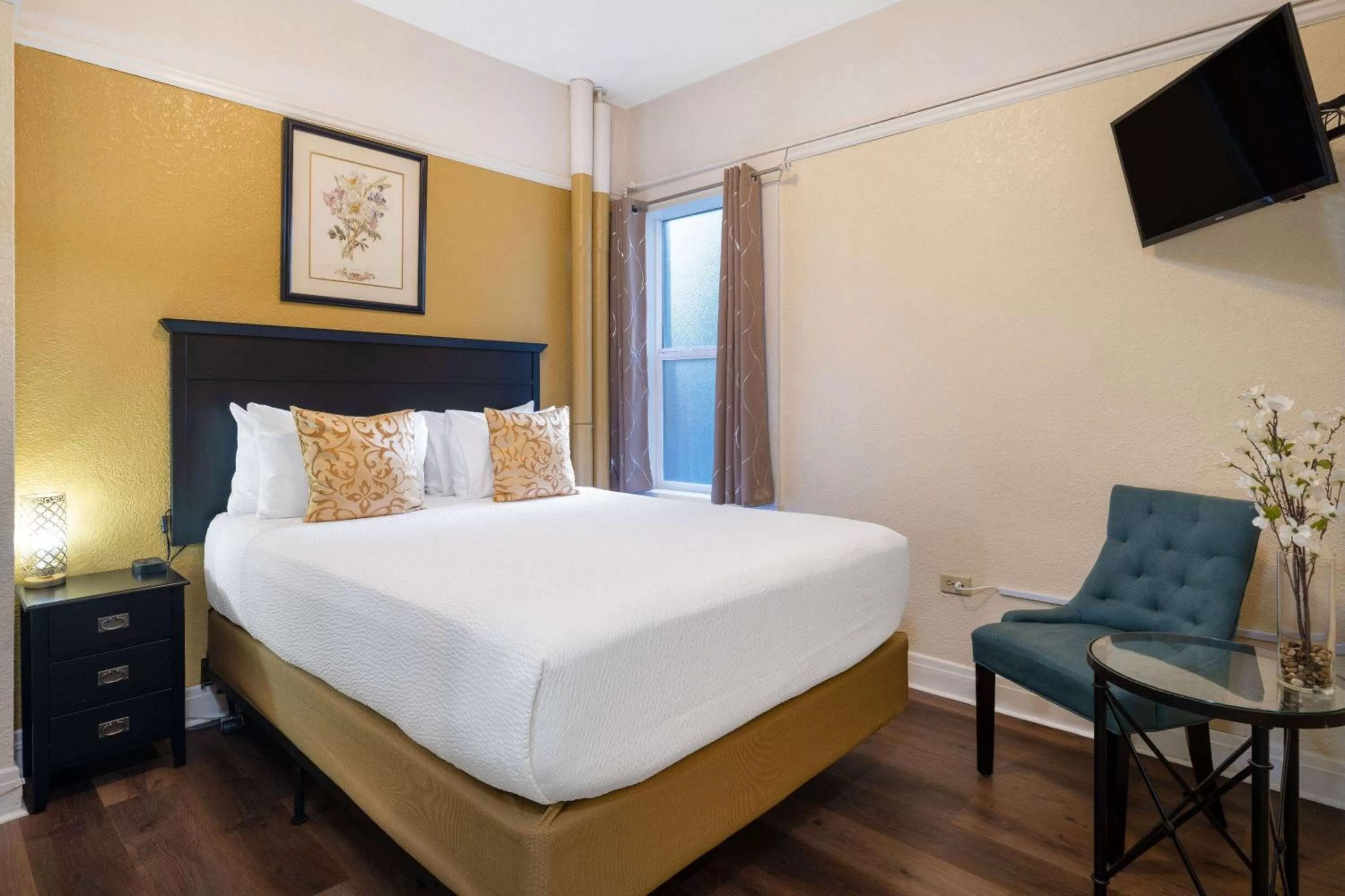 Photo of the whole room, Bed in Gilmore Hotel, Trademark Collection by Wyndham