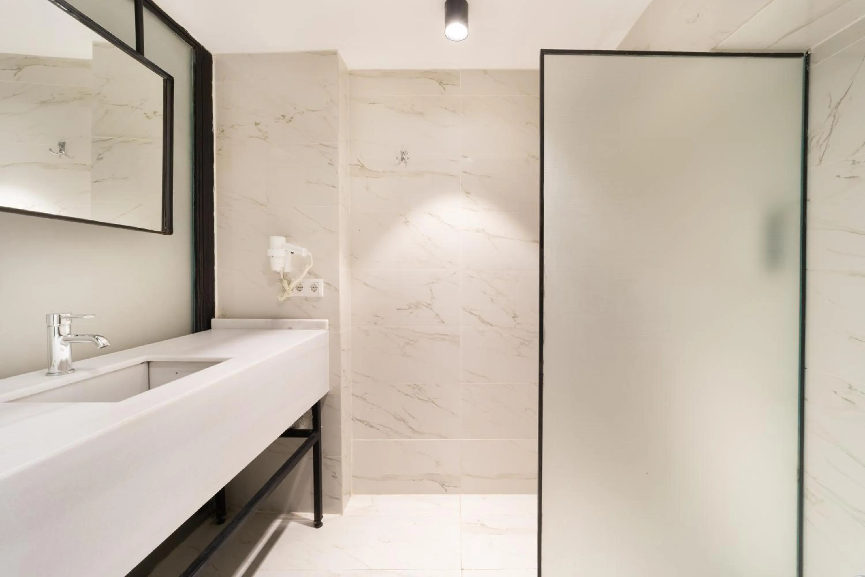 Shower in Elan Hotel Istanbul Pera