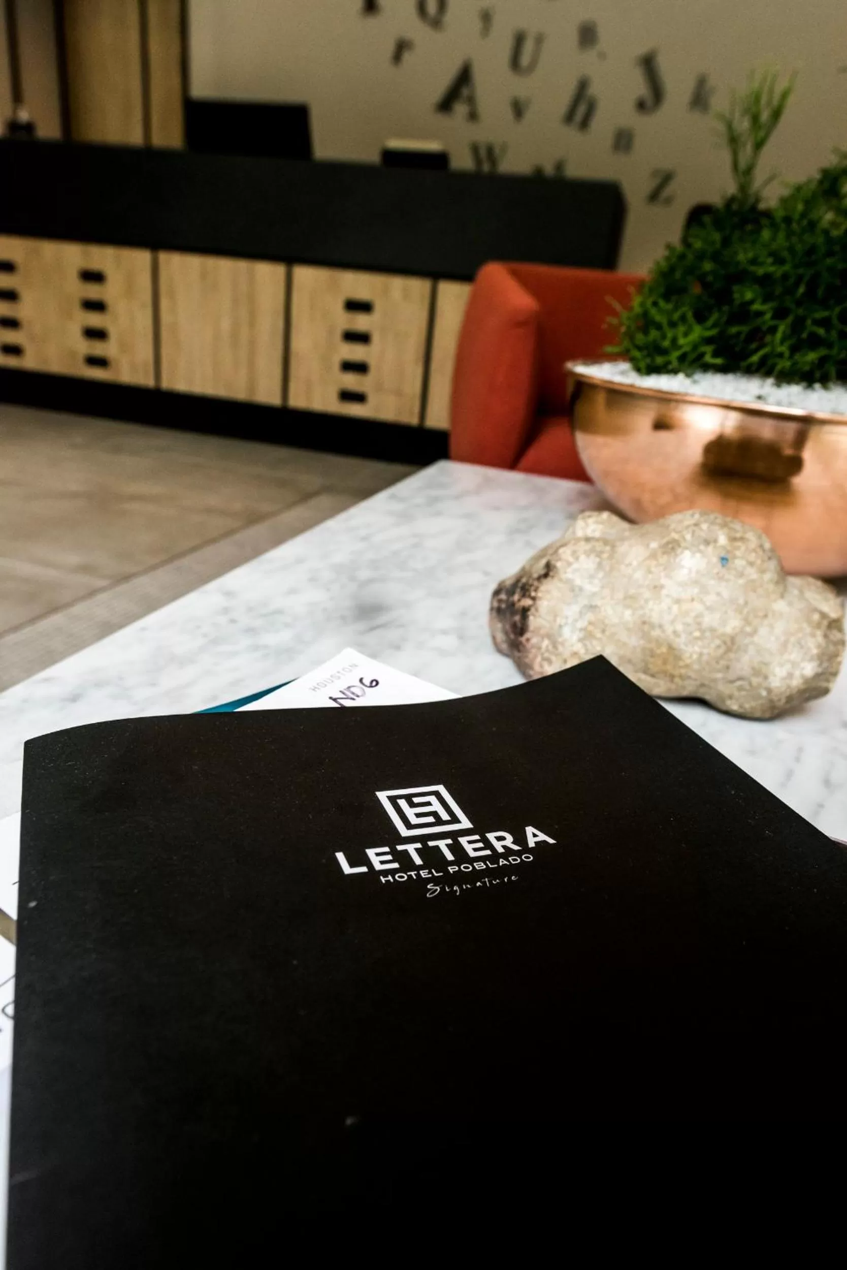 Living room in Lettera Hotel