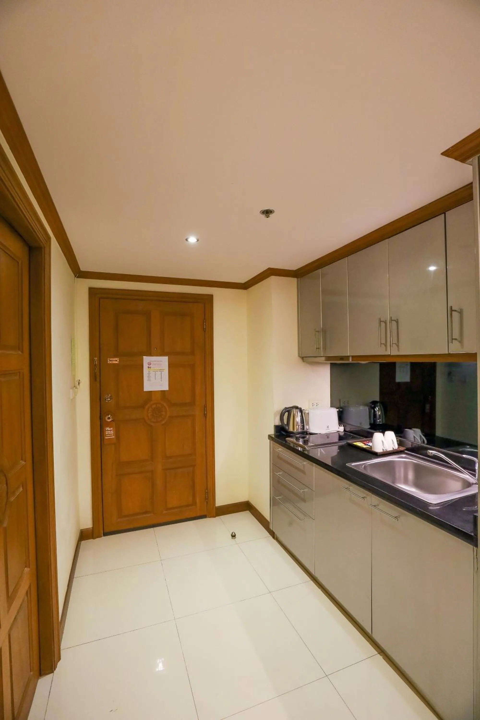 Kitchen or kitchenette in Tara Court Hotel