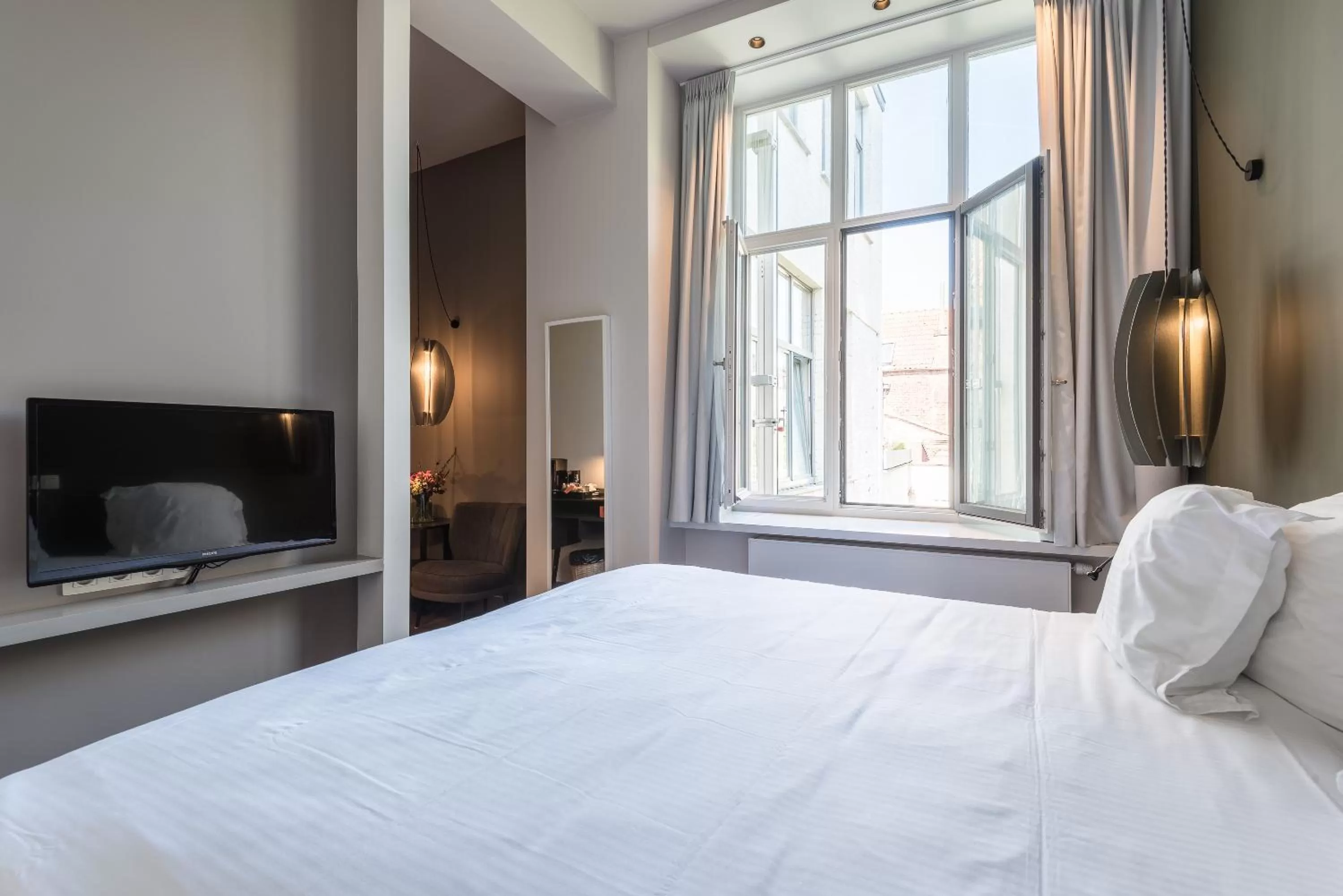 Communal lounge/ TV room, Bed in Zakske13 - Design Boutique B&B in Bruges city centre