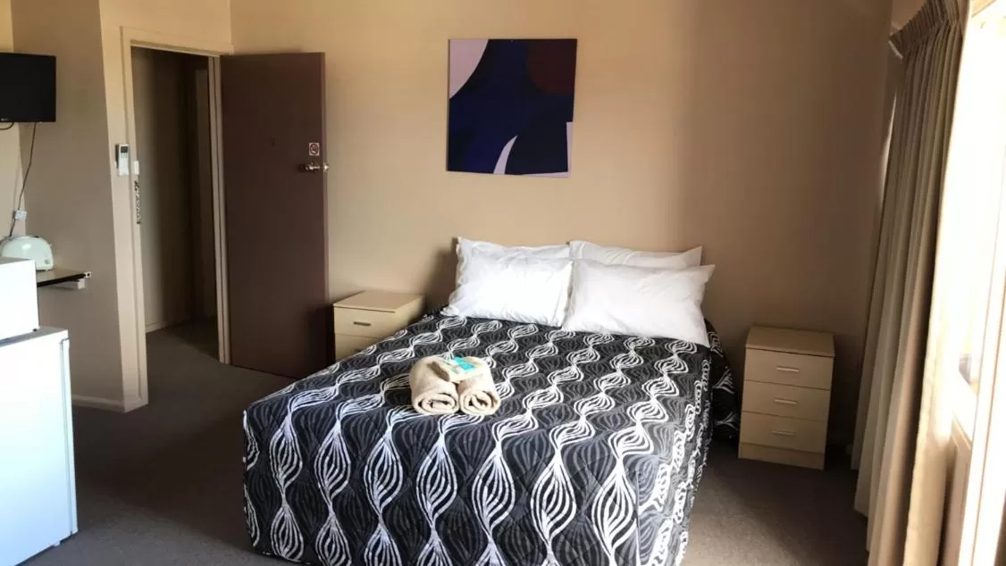 Bed in Aquatic Motor Inn