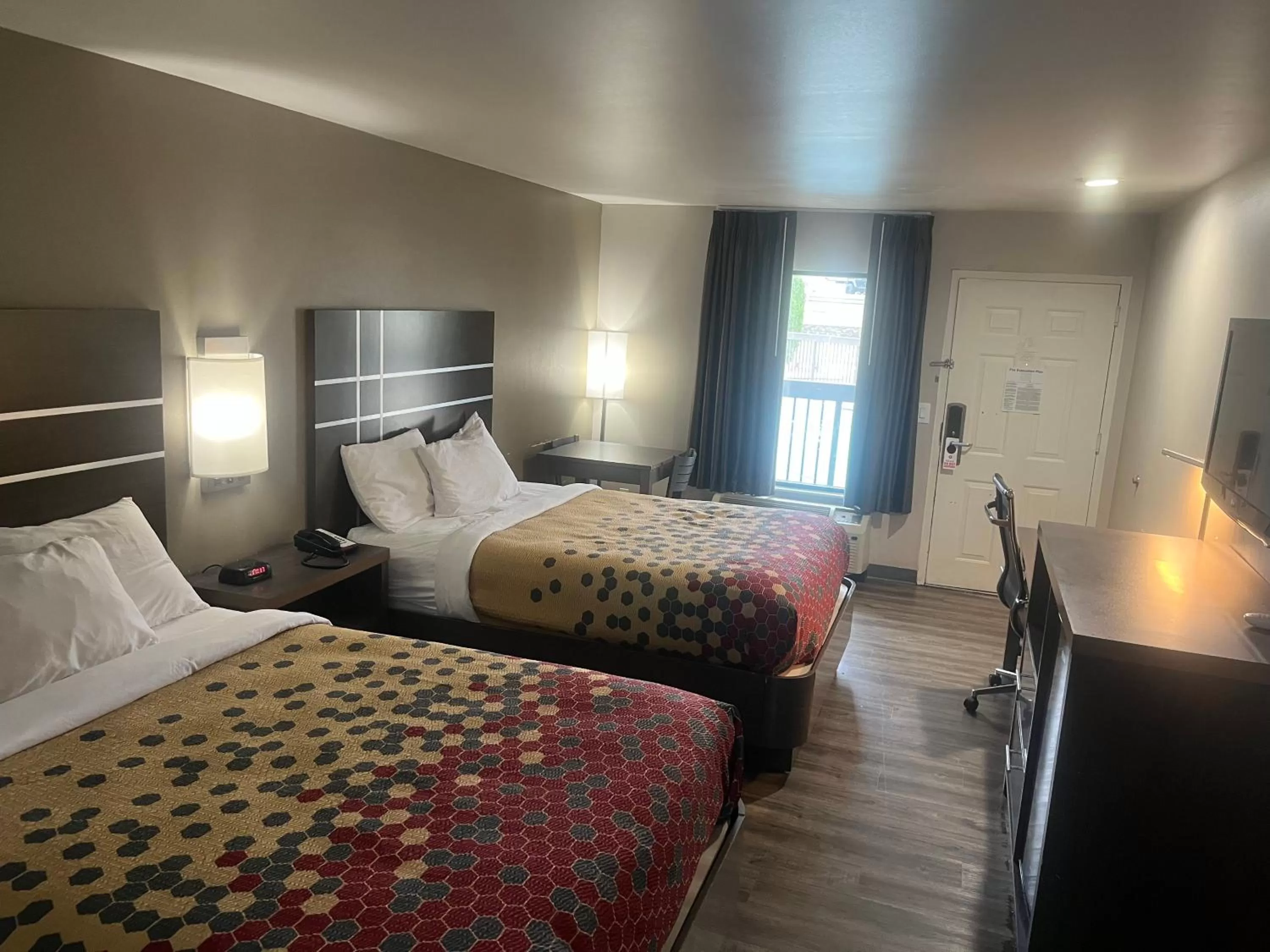 Photo of the whole room, Bed in Econo Lodge Inn & Suites Murfreesboro Shopping District