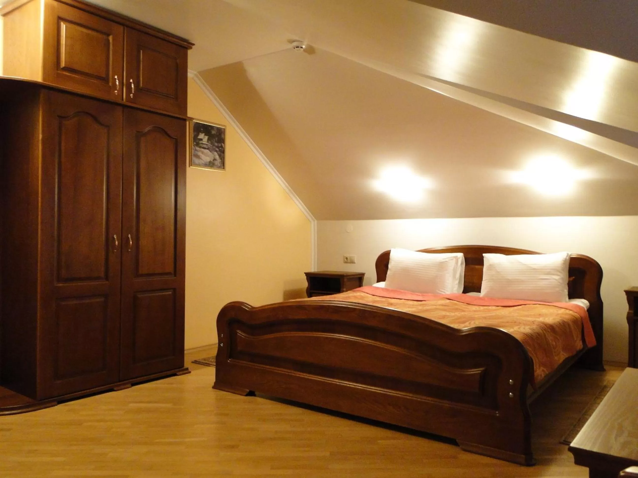 Photo of the whole room, Bed in Red Stone