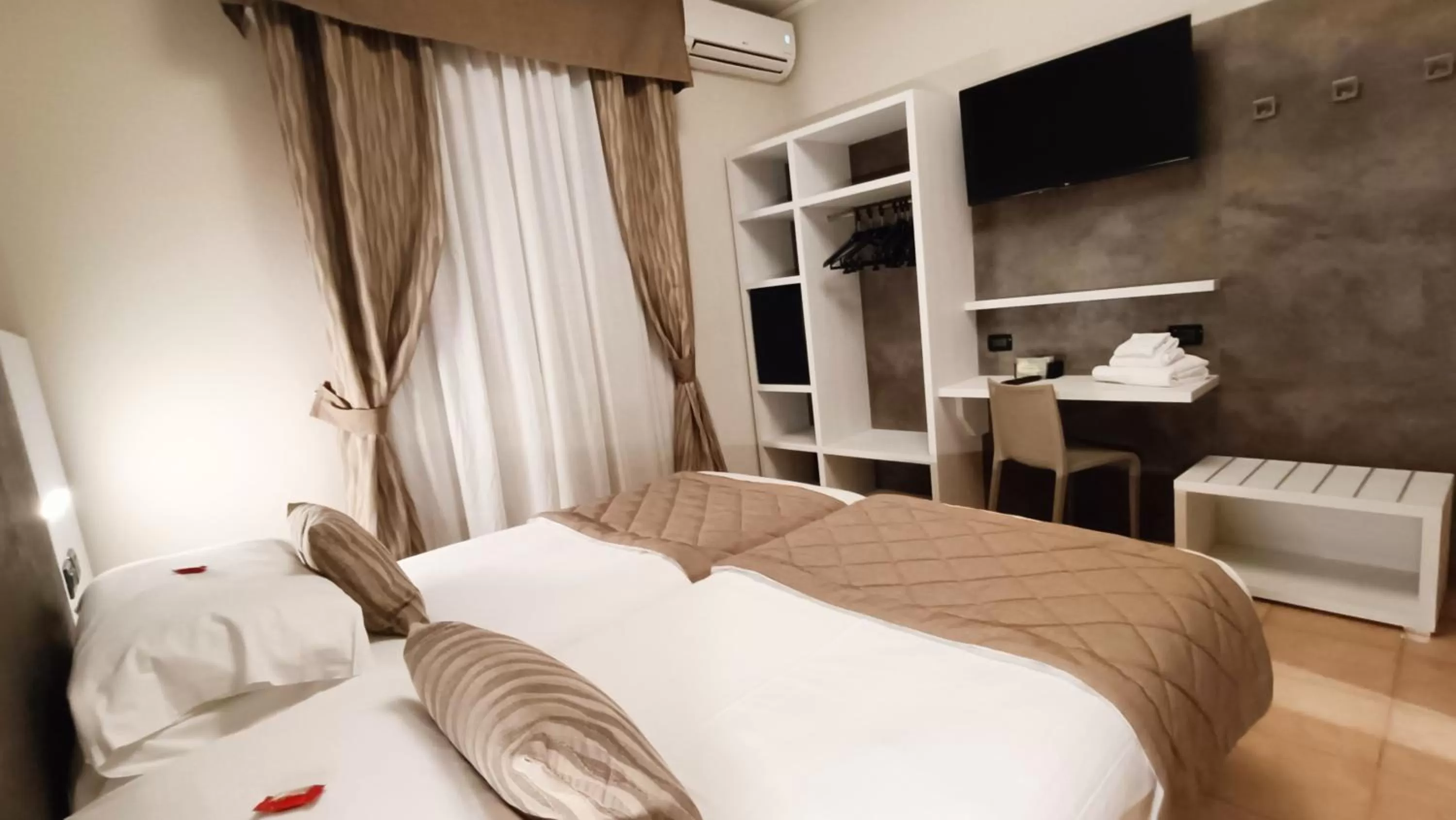 Bedroom, Bed in Valmarina