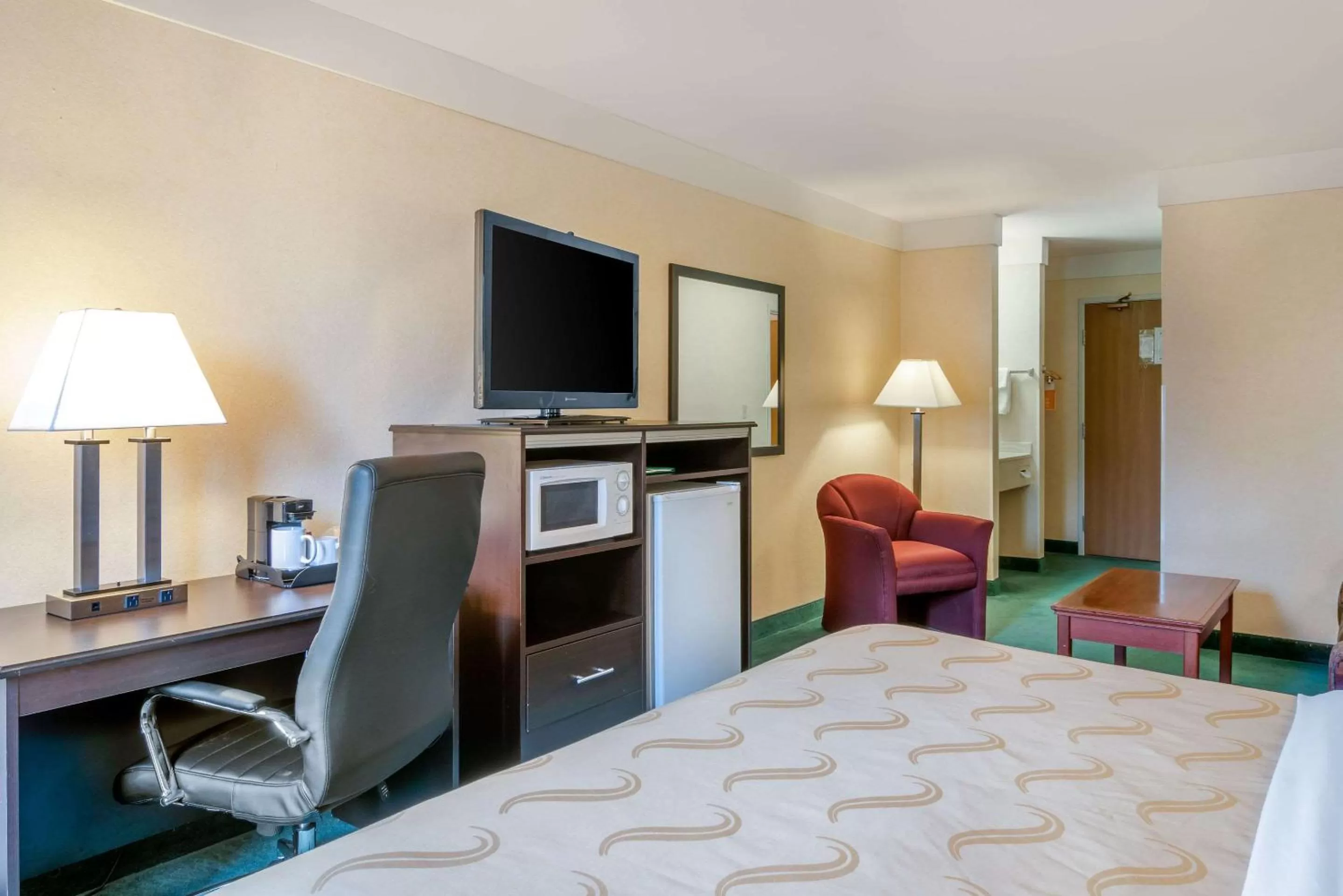 Photo of the whole room, Bed in Quality Inn Bend North