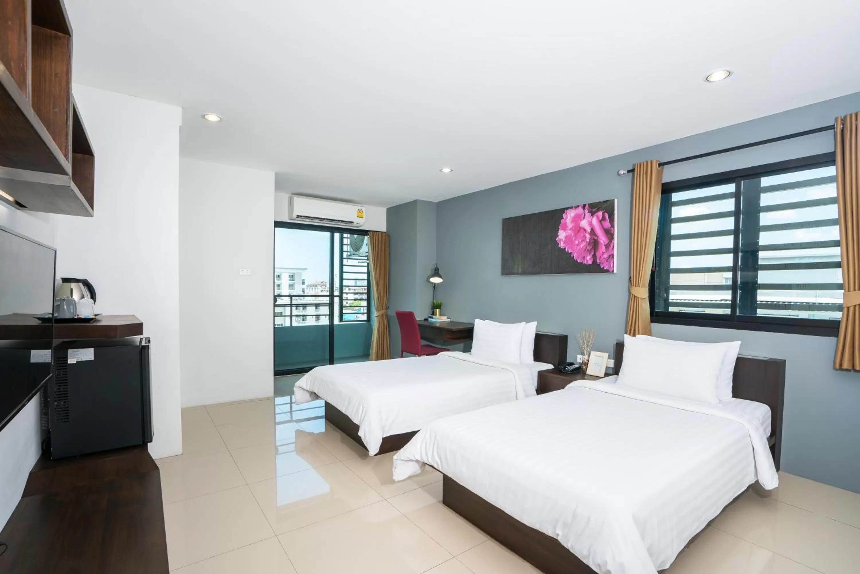 Photo of the whole room, Bed in De Botan Srinakarin Hotel & Residence