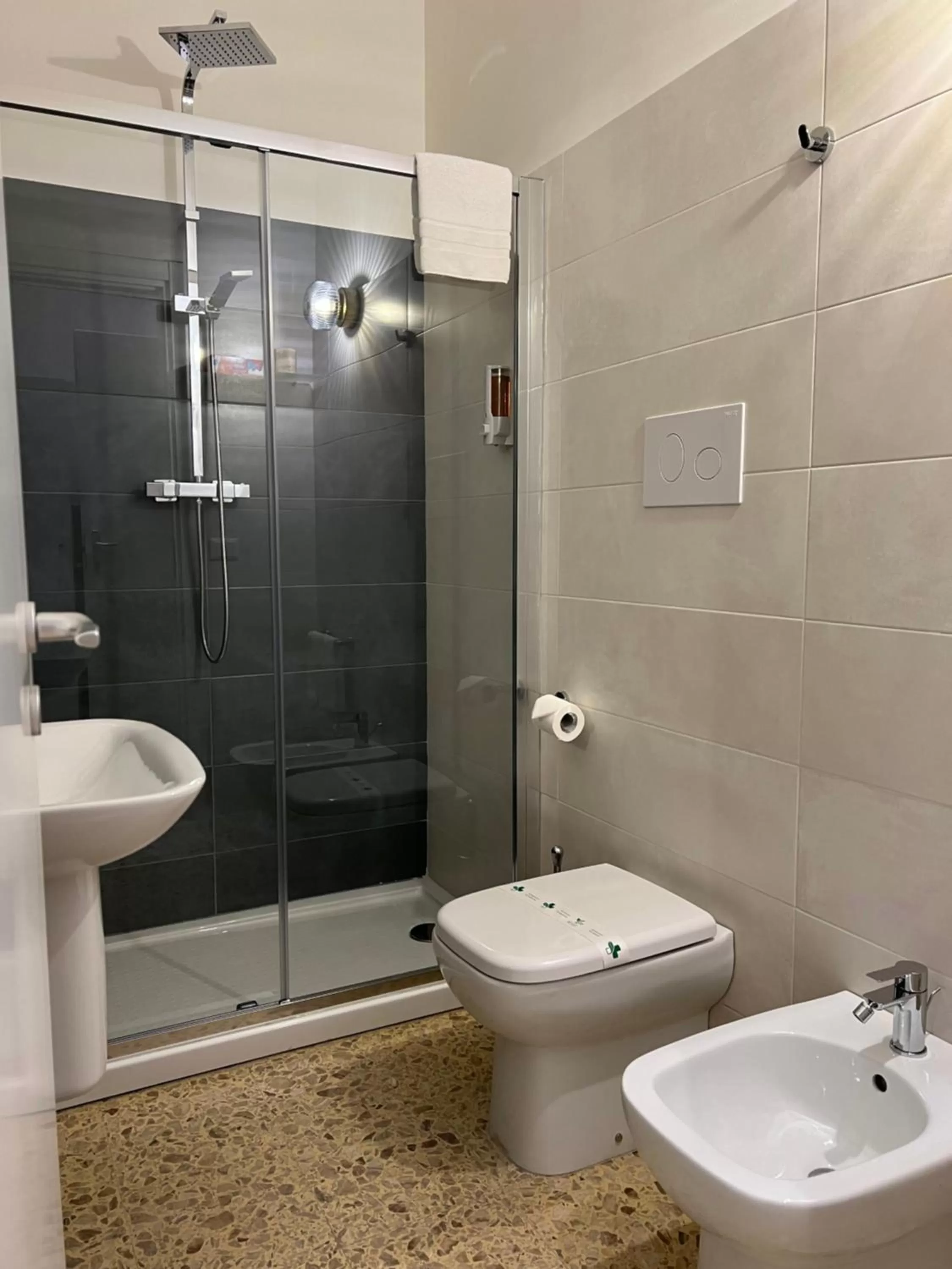 Shower in Garibaldi R&B