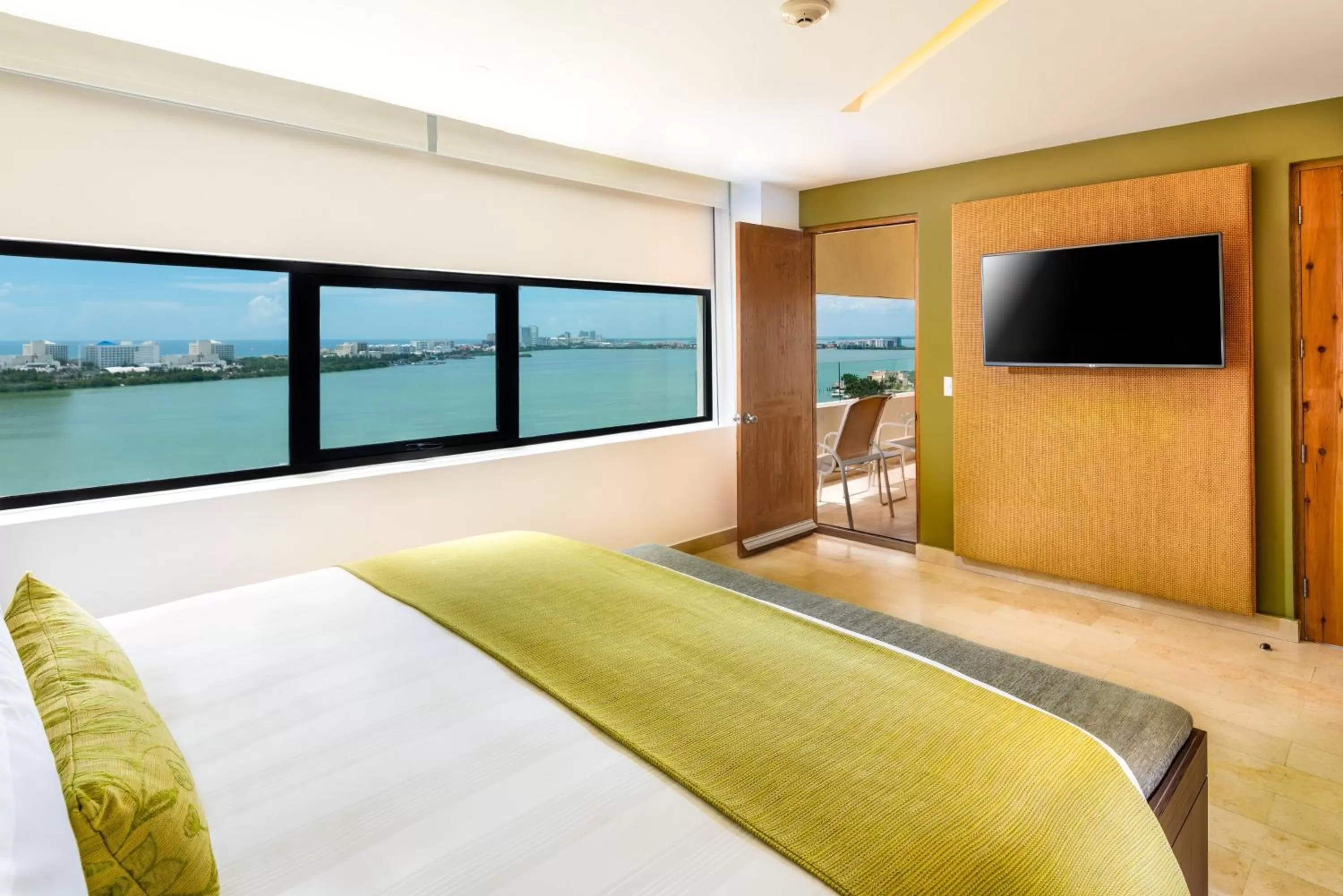 Photo of the whole room, Bed in Presidente InterContinental Cancun Resort