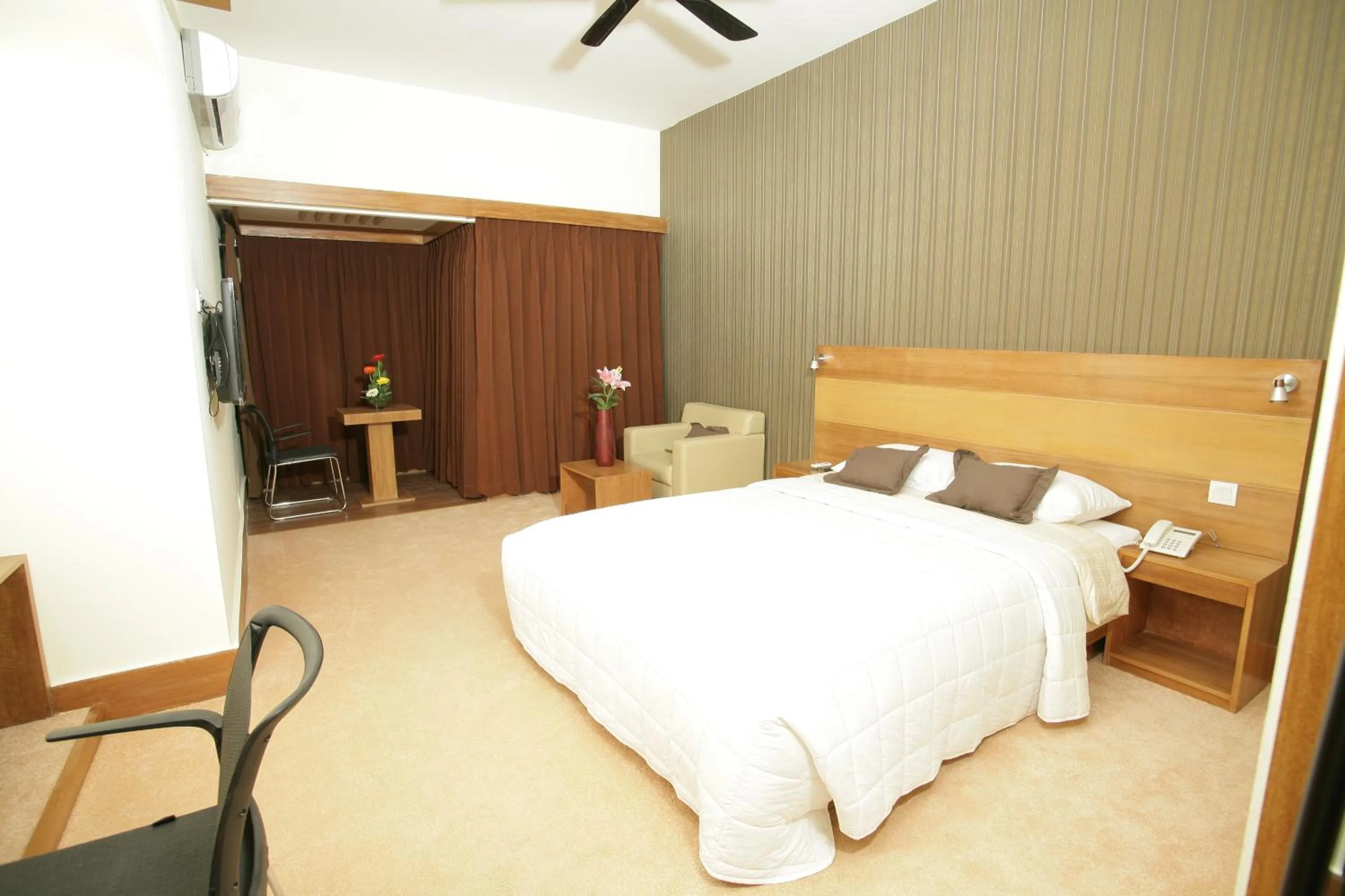 Photo of the whole room, Bed in Richmond Hotel & Suites