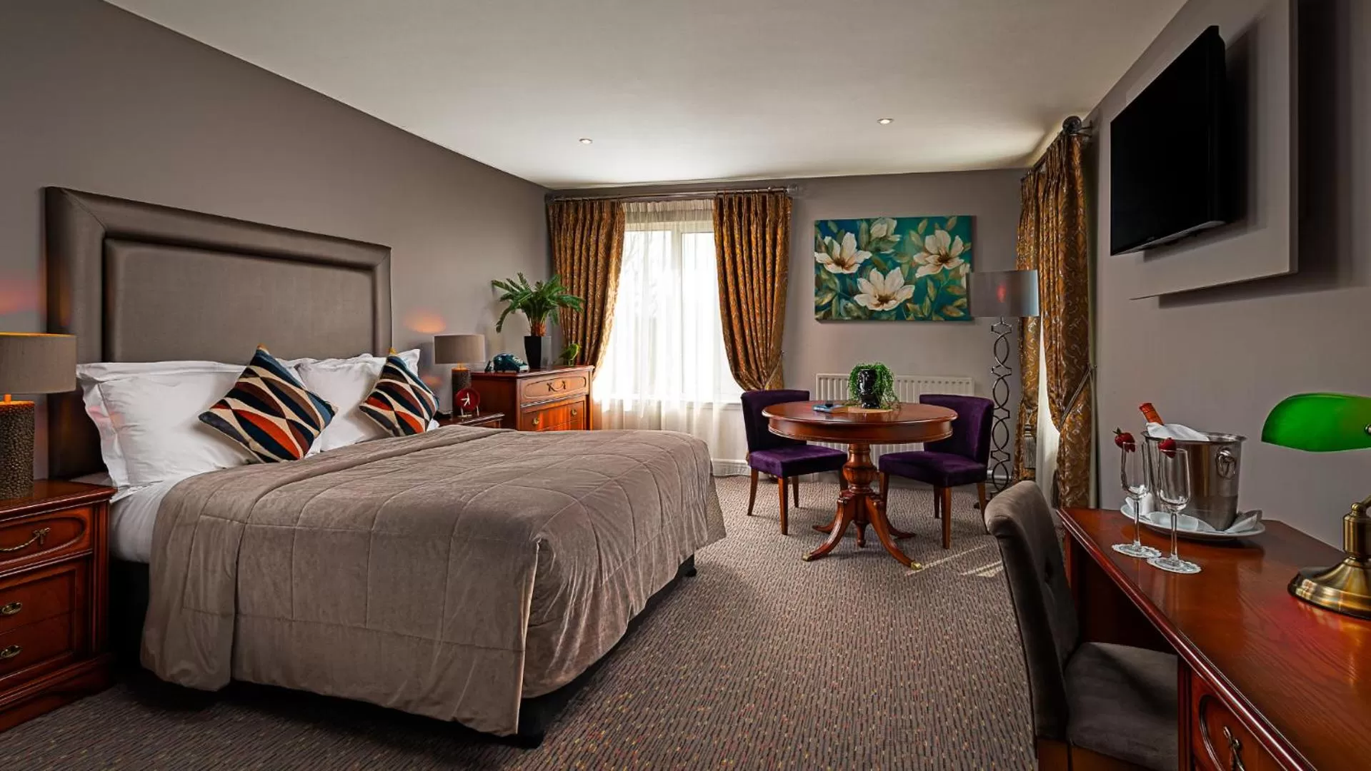 Bed in Longcourt House Hotel