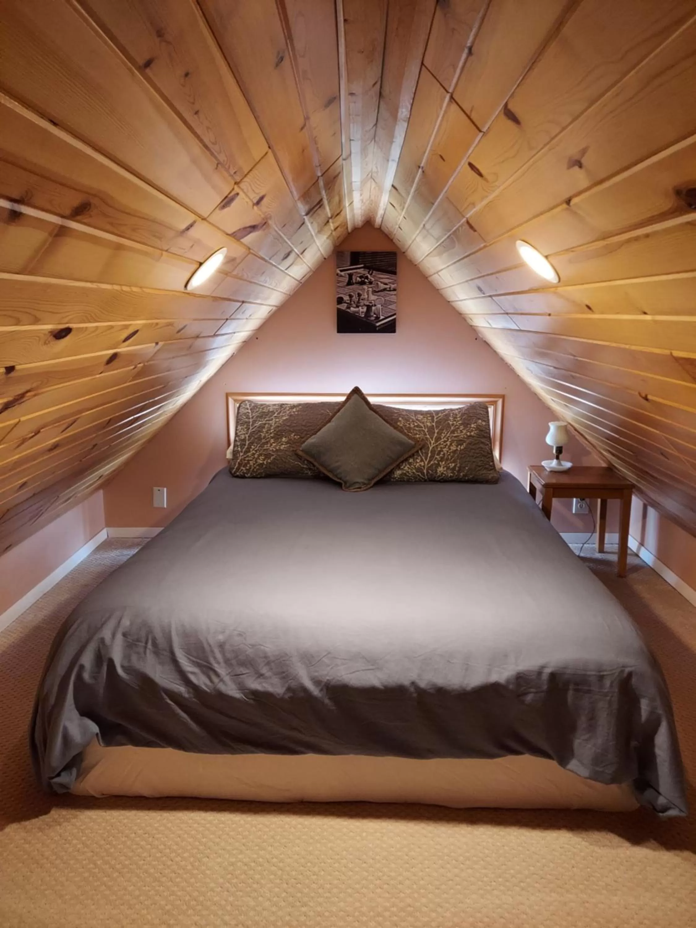 Bed in The Fresh Coast Inn at Ludington