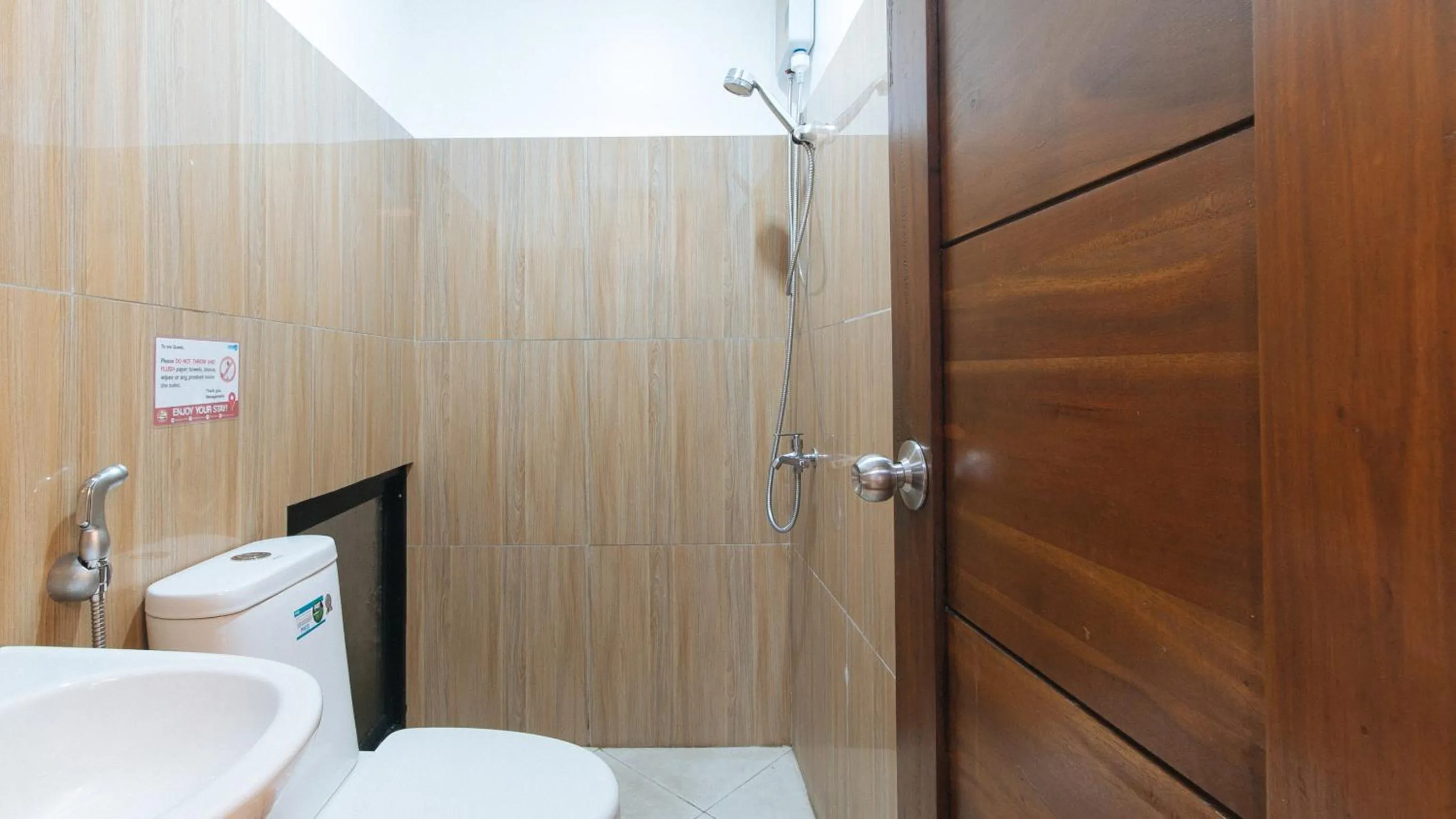 Toilet in RedDoorz at DBuilders Rooms Ph1 Taguig