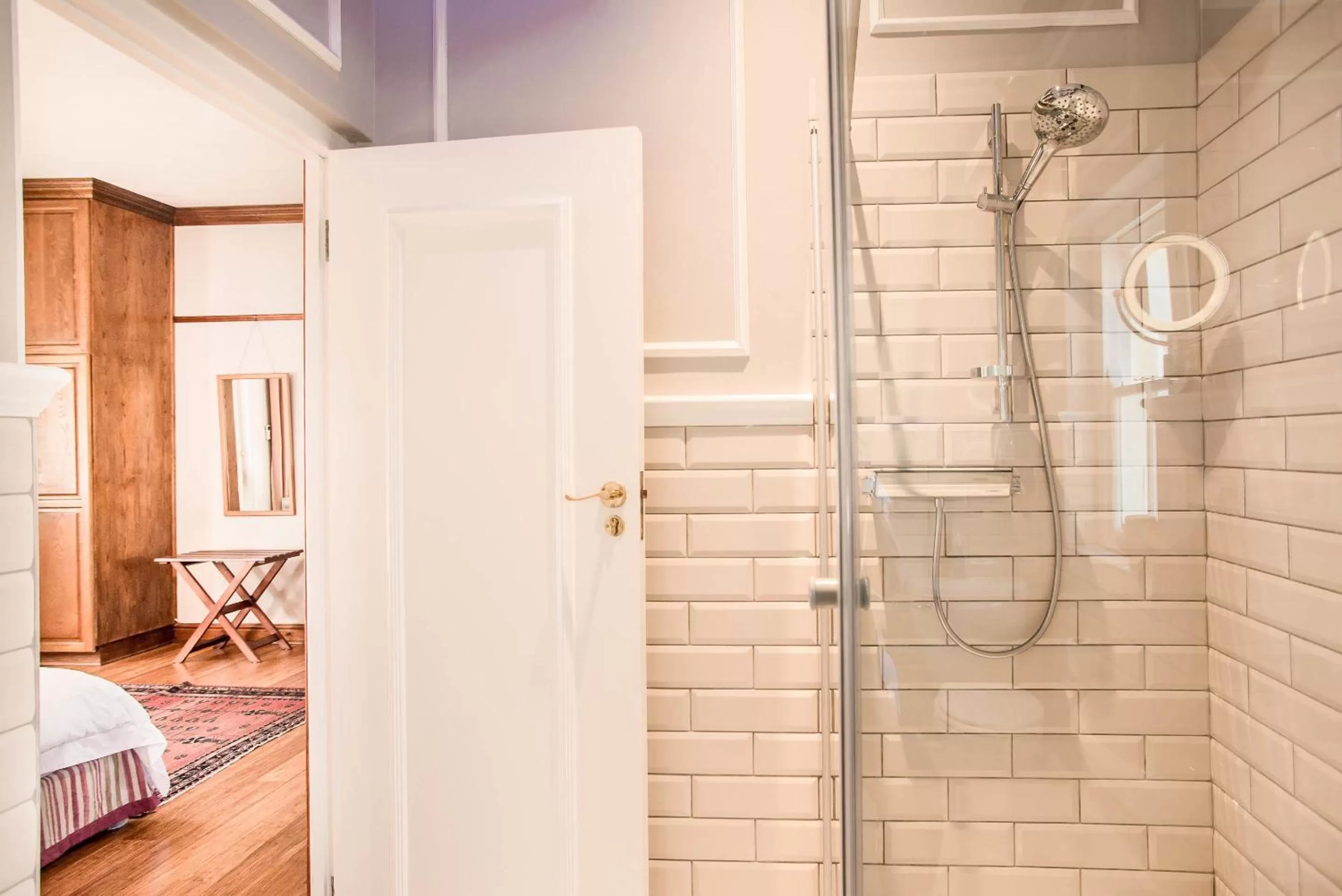 Shower in Eendracht Hotel