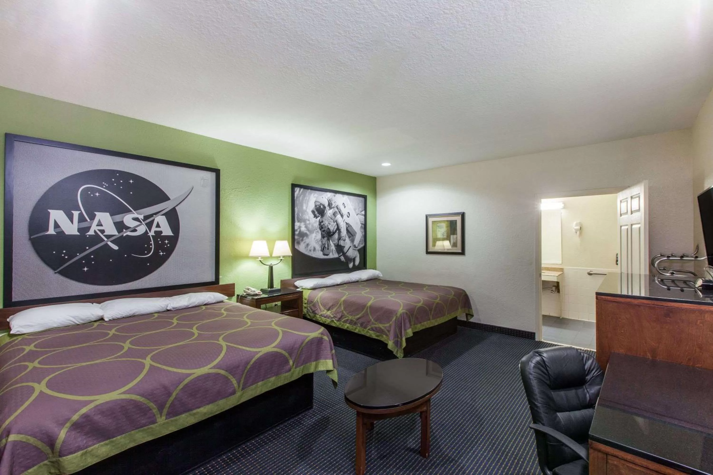 Photo of the whole room, Bed in Super 8 by Wyndham Houston Hobby Airport South