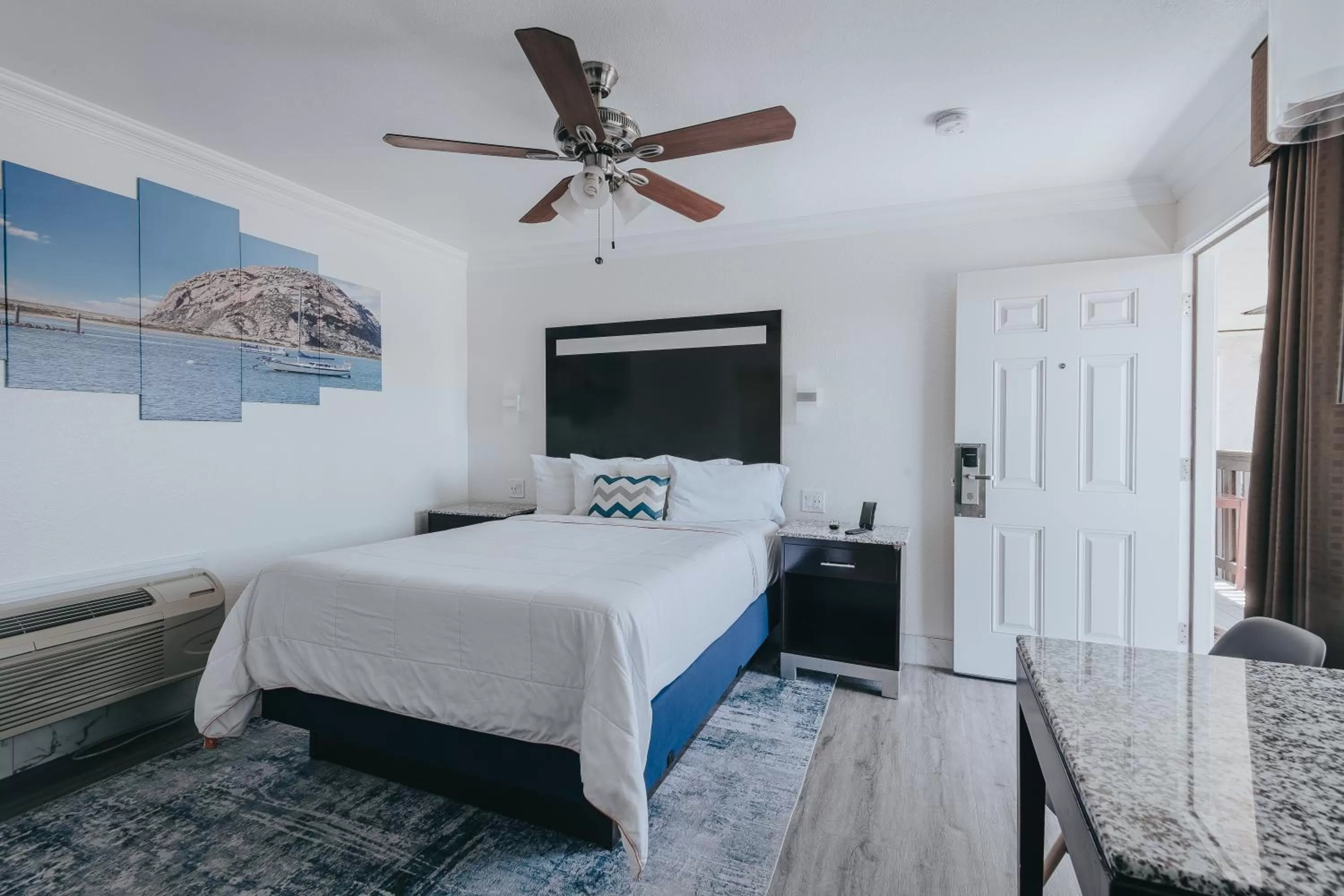 Bed in Sea Air Inn & Suites - Downtown - Restaurant Row